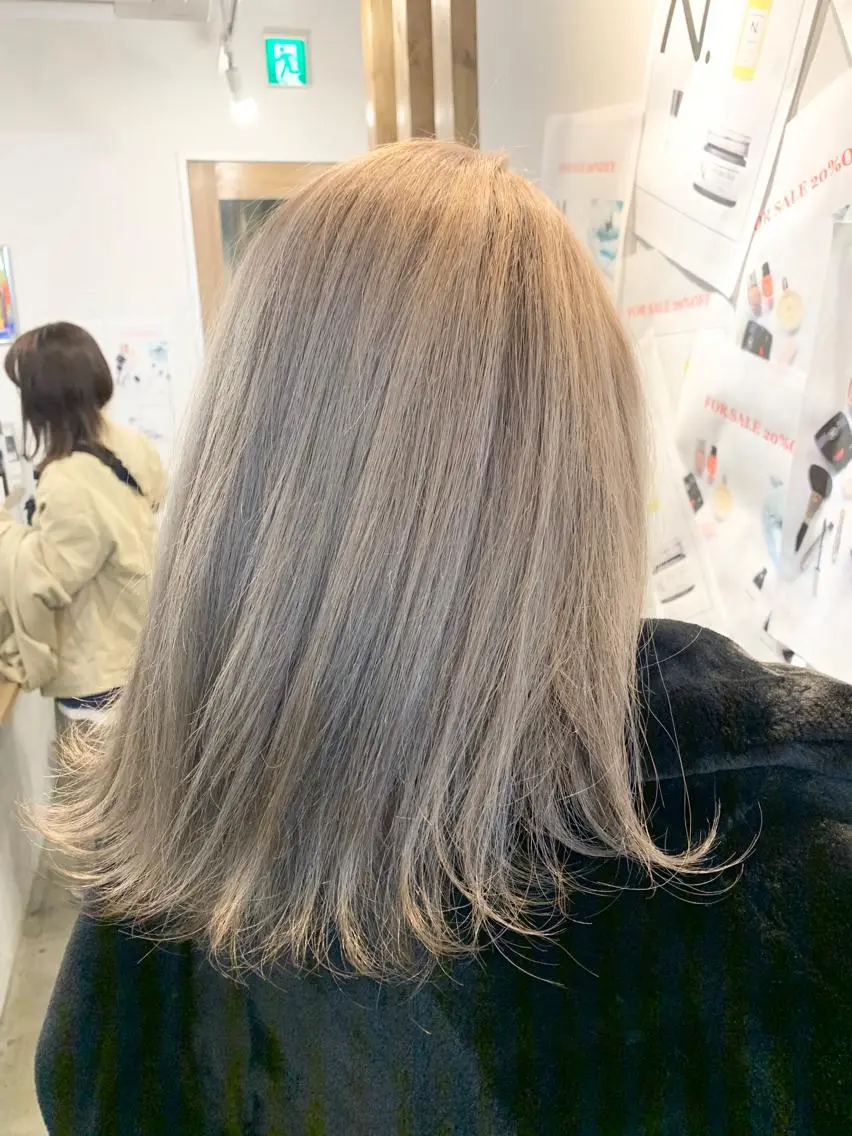 ミディアム カラー ヘアアレンジ ネイル マツエク・マツパ ベージュカラー ブリーチ ブロンド ブロンドベージュ ヘアカラー ブリーチ特化 / share 元太のヘアスタイル