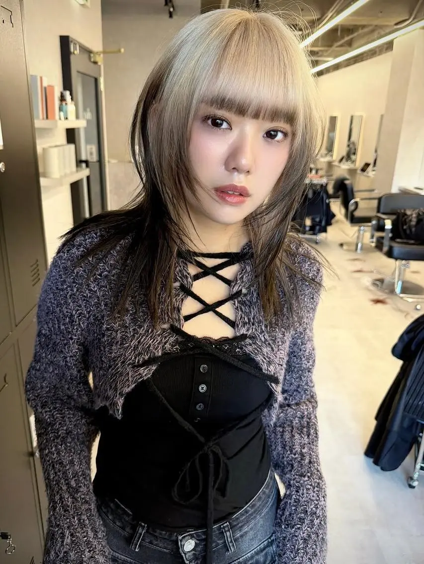 ミディアム カラー ブロンド 顔まわりレイヤー レイヤーカット ウルフカット カット ヘアカラー トリートメント ウルフレイヤー/ 中性ウルフ/タカハシのヘアスタイル