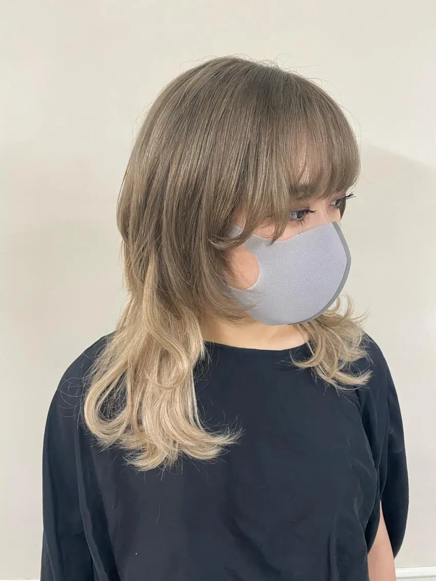 セミロング カラー ブリーチ デザインカラー ハイトーンカラー エクステ ウルフカット エクステ ハイトーン 💭黒崎ハルカのヘアスタイル