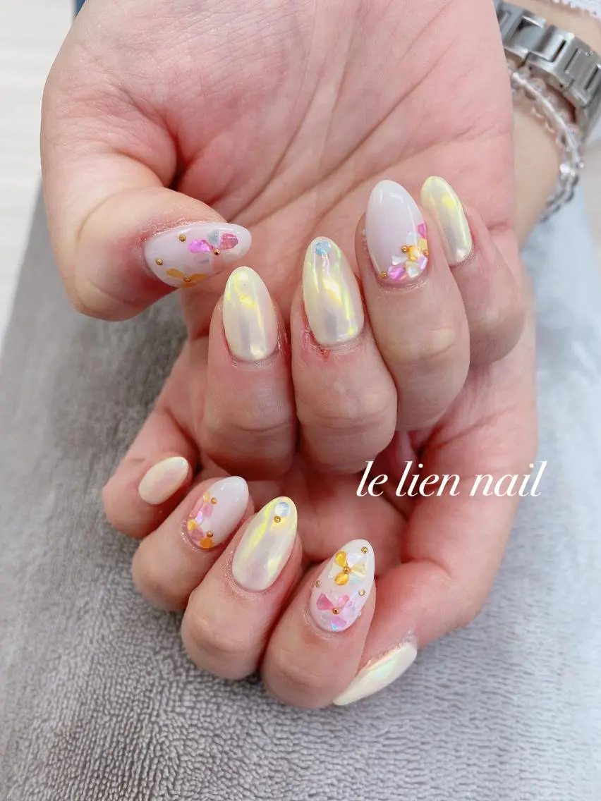 ネイル オーロラネイル ワンカラーネイル 春ネイル 黄色 le lien nailのネイルデザイン