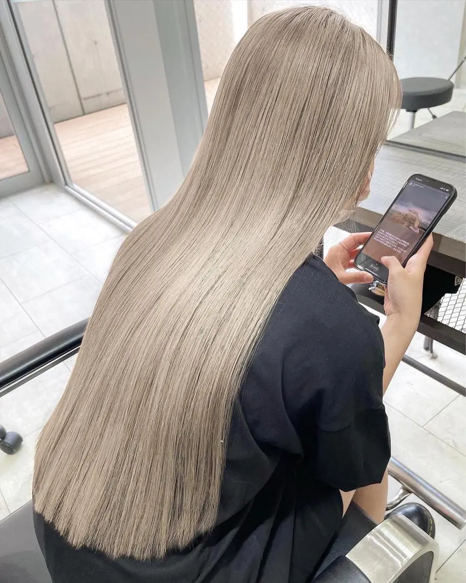 カラー グレージュ ミルクティーグレージュ 艶髪／ハイトーン ブリーチ／髪質改善のヘアスタイル