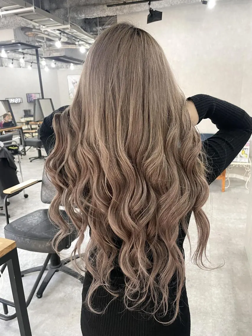 ロング ヘアアレンジ カラー ハイトーン カラーのヘアスタイル