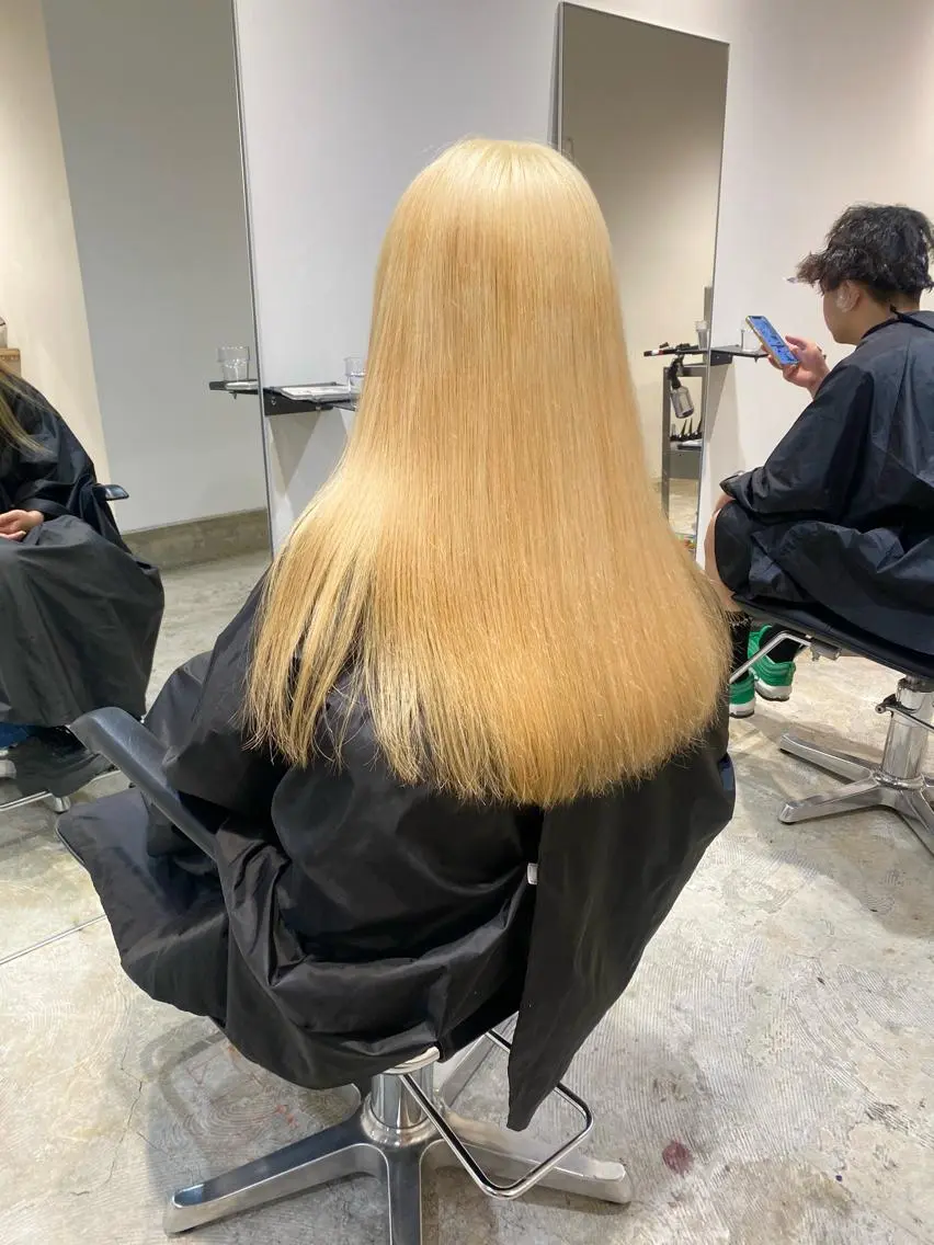 カラー ブリーチ 抜きっぱなしブロンド サイレント美容師 アイリィのヘアスタイル