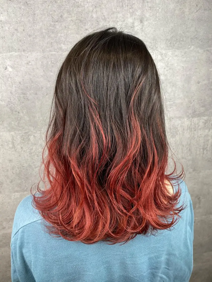 ロング カラー ヘアアレンジ ベージュカラー ブリーチ ダブルカラー ミルクティーベージュ ヨシンモリ hiiko顔まわり カットのヘアスタイル