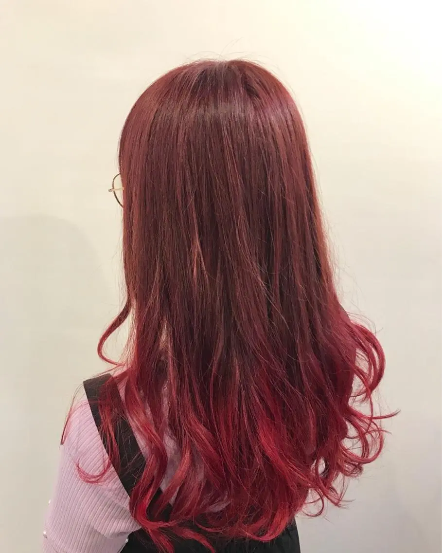 セミロング カラー グラデーションカラー ピンクカラー レッドカラー 平尾 拓也のヘアスタイル