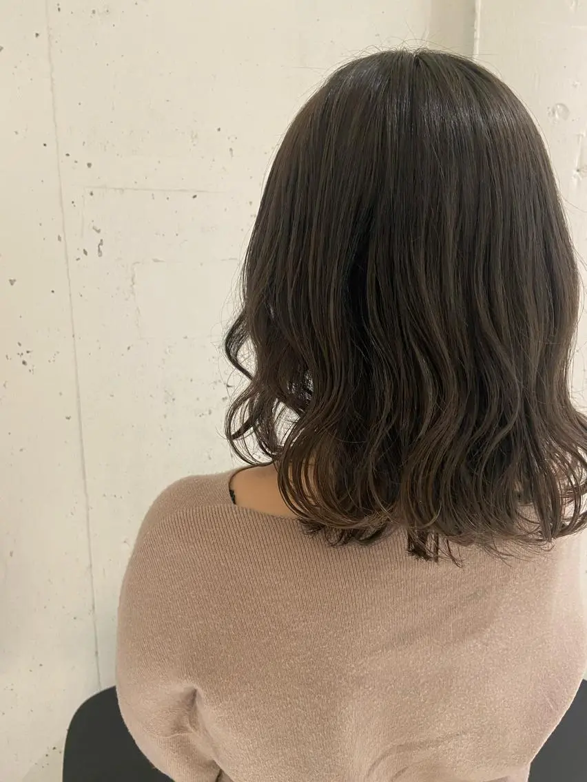 ミディアム カラー ケアカラー 透明感カラー ダブルカラー グレージュ 外国人風カラー カジュアルを女っぽく 𝗮𝘆𝗮𝗰𝗼のヘアスタイル