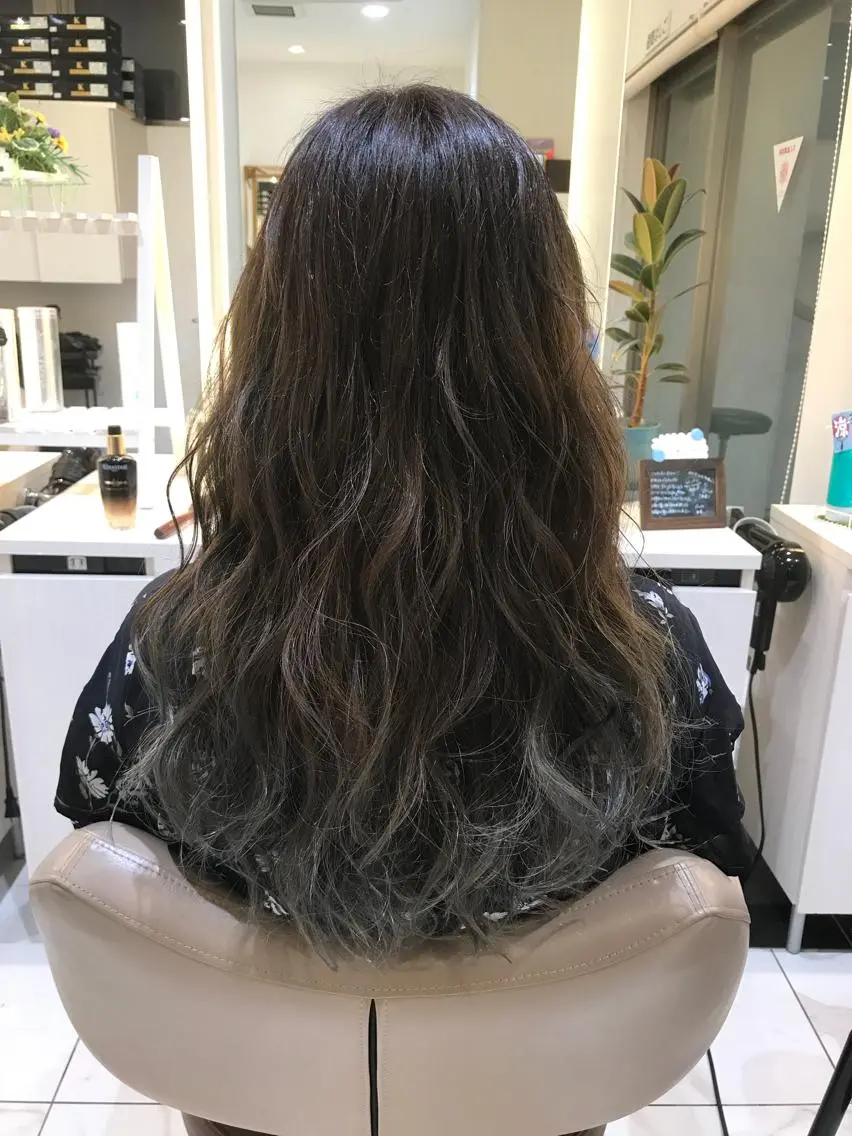 ロング カラー ブルーカラー ブルーグレー グラデーションカラー 清藤綾/脱白髪染め 白髪ぼかしハイライトのヘアスタイル