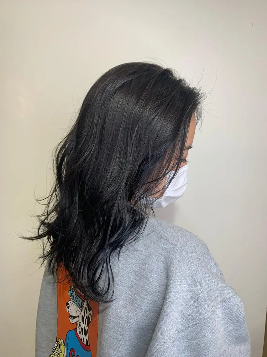 セミロング ハイライト✖️ 暗髪🤎Nahoのヘアスタイル