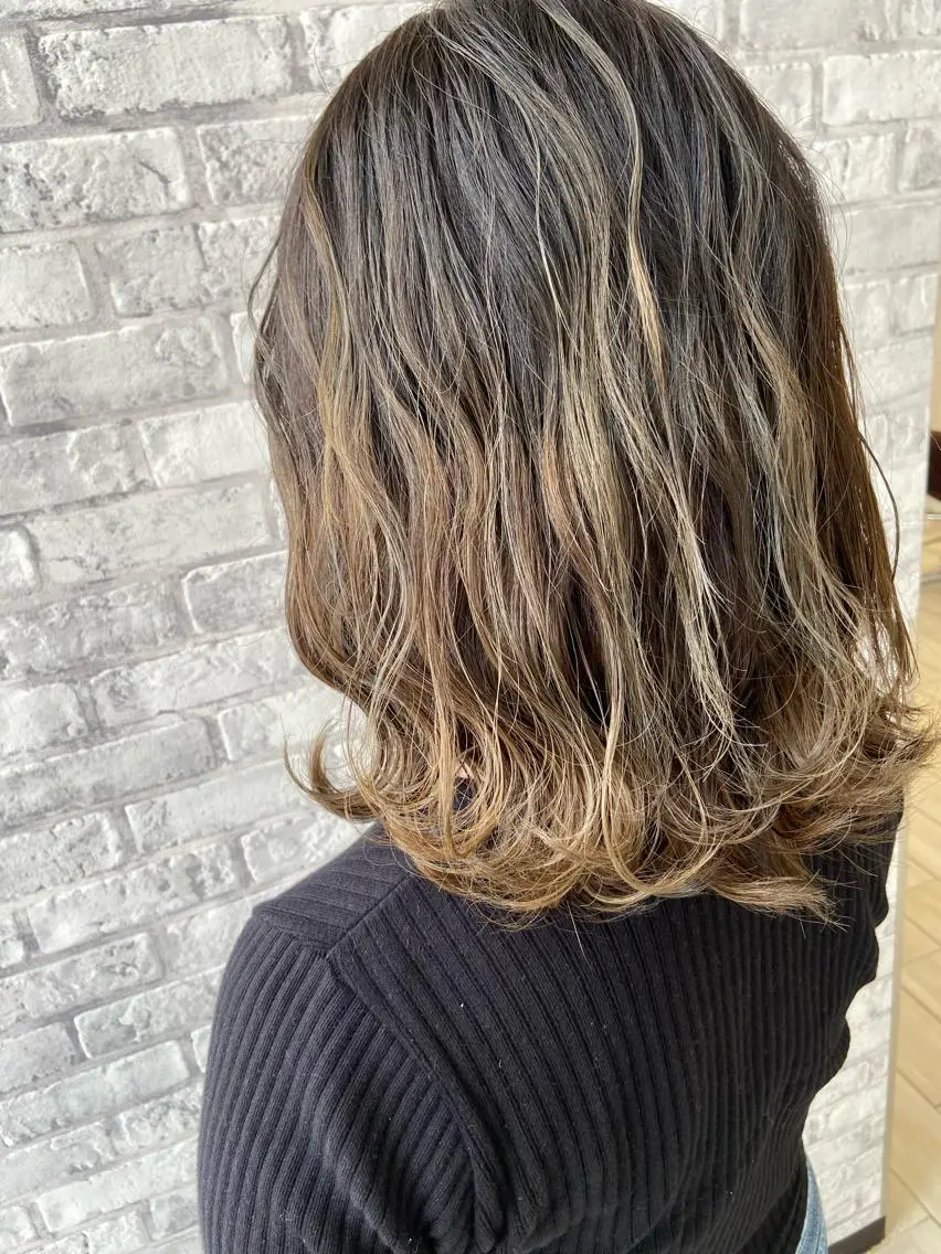 セミロング カラー グラデーションカラー グレージュ ハイライトカラー ミルクティーグレージュ ハイライト カット ヘアカラー Oopsレイヤー 加藤澄都のヘアスタイル