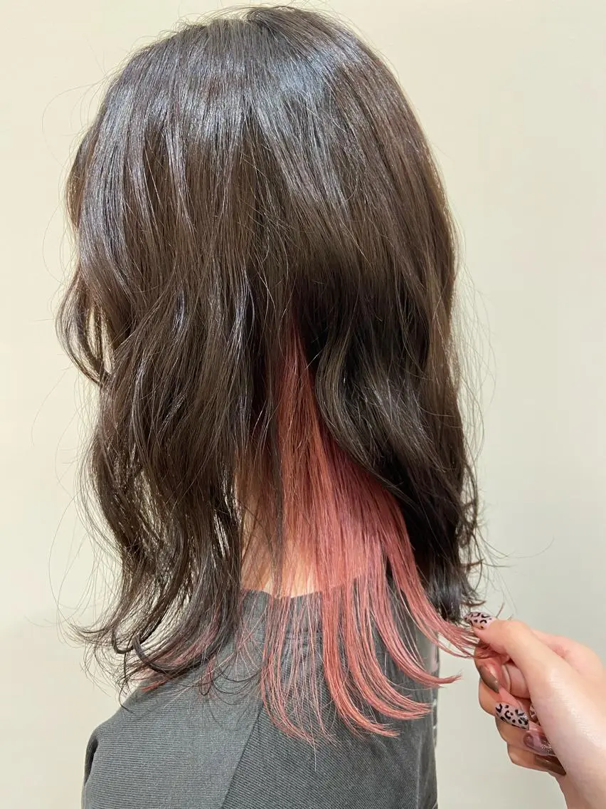 ミディアム カラー インナーカラー ピンクカラー ヘアカラー Amour なぐらのヘアスタイル