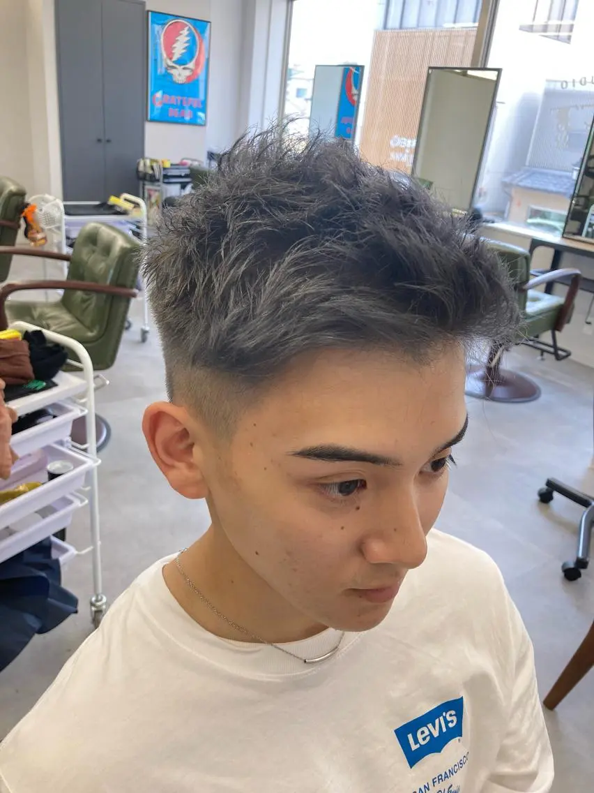 カラー メンズ フェードカット シルバー カット ヘアカラー SHAFT Ieiriのヘアスタイル