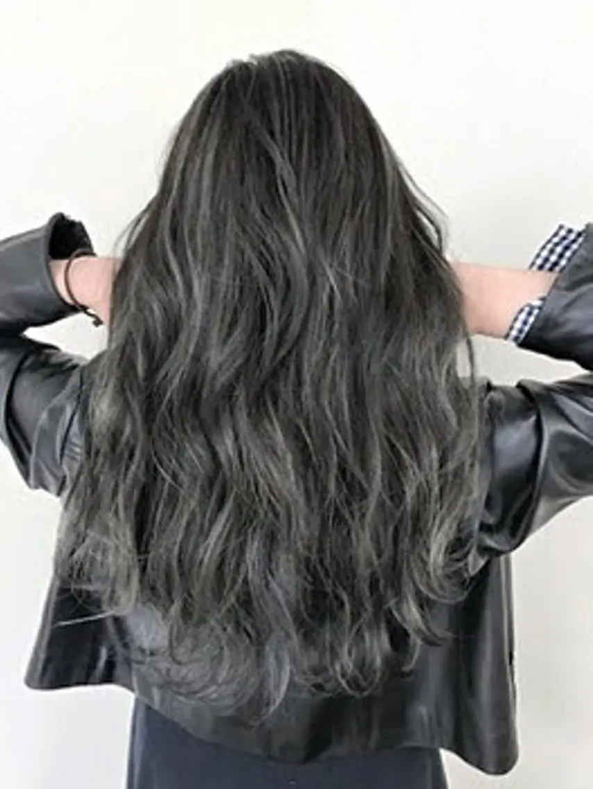 セミロング カラー アッシュ アッシュグレー ハイライトカラー ハイライト ヘアカラー トリートメント ケア剤オタク×海外 ヘア長谷川裕起のヘアスタイル