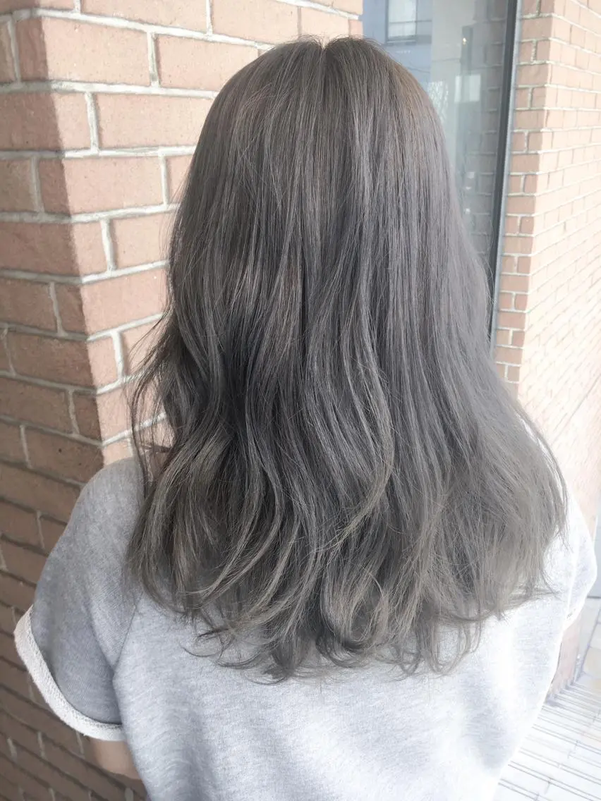 ロング カラー ダブルカラー グレージュ シルバー シルバーグレージュ 北條 優輝のヘアスタイル
