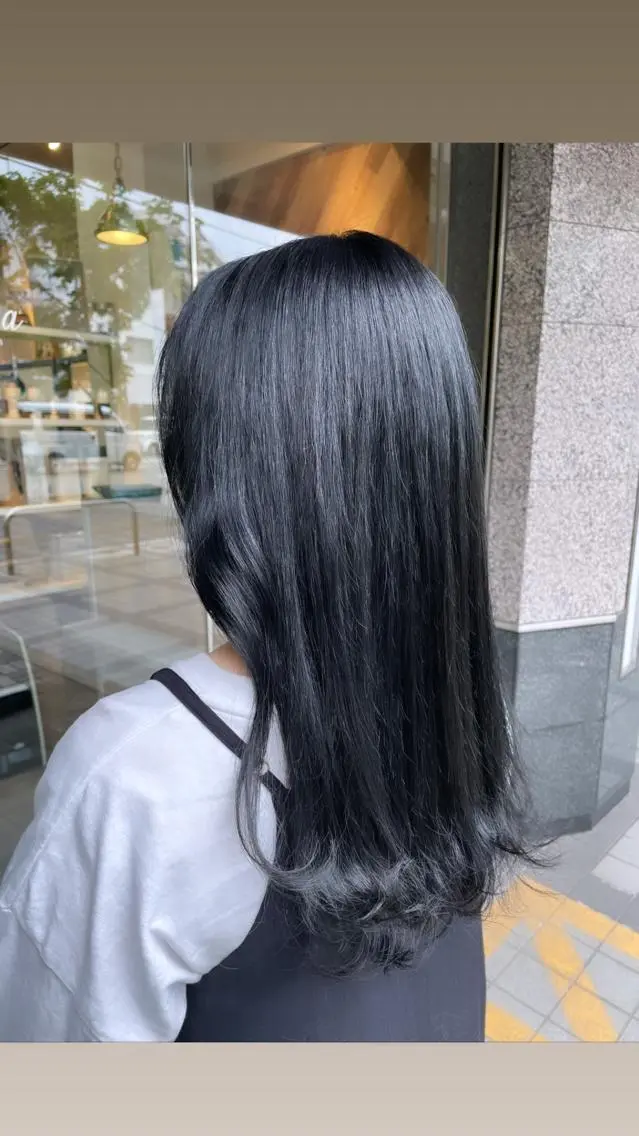 ミディアム カラー 黒髪 ブルーカラー ブルーブラック カワシマ セイカのヘアスタイル