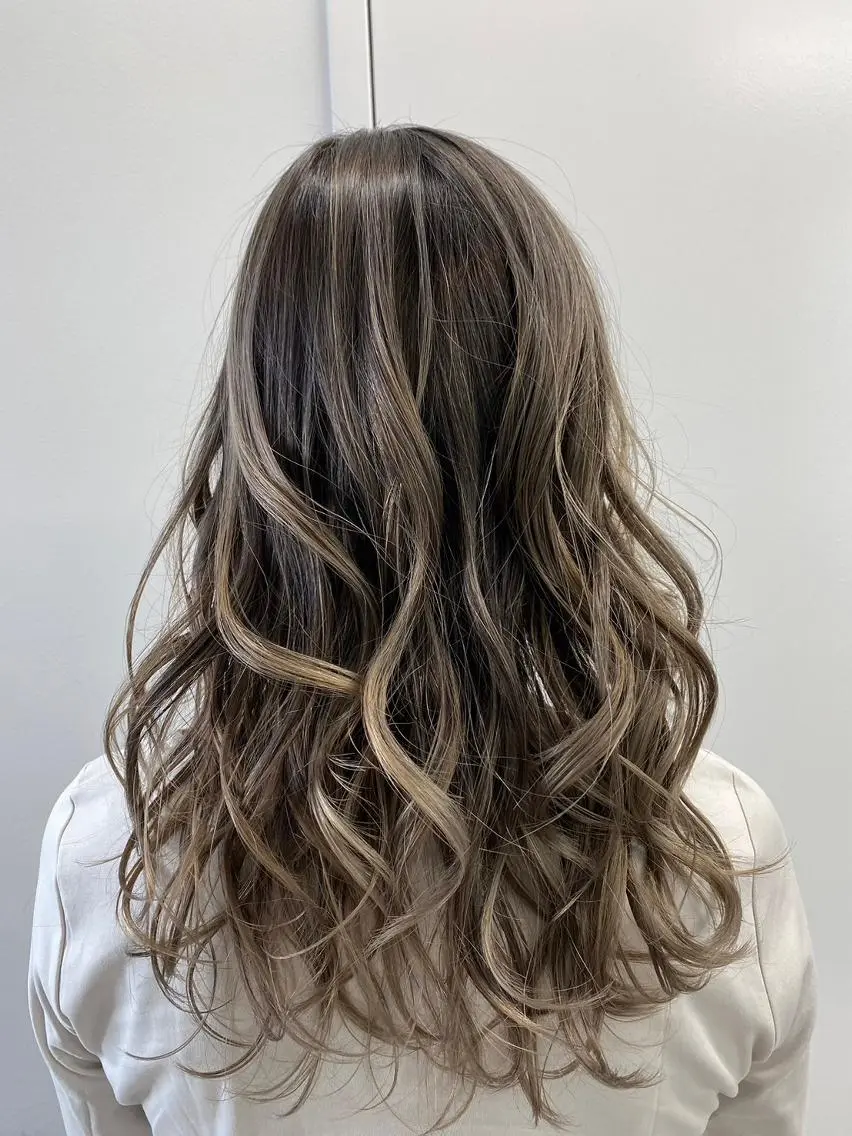 ロング カラー アディクシーカラー バレイヤージュ ブリーチ デザインカラー ダブルカラー ヘアカラー トリートメント 【公式】amble luxe池袋東口🩷のヘアスタイル
