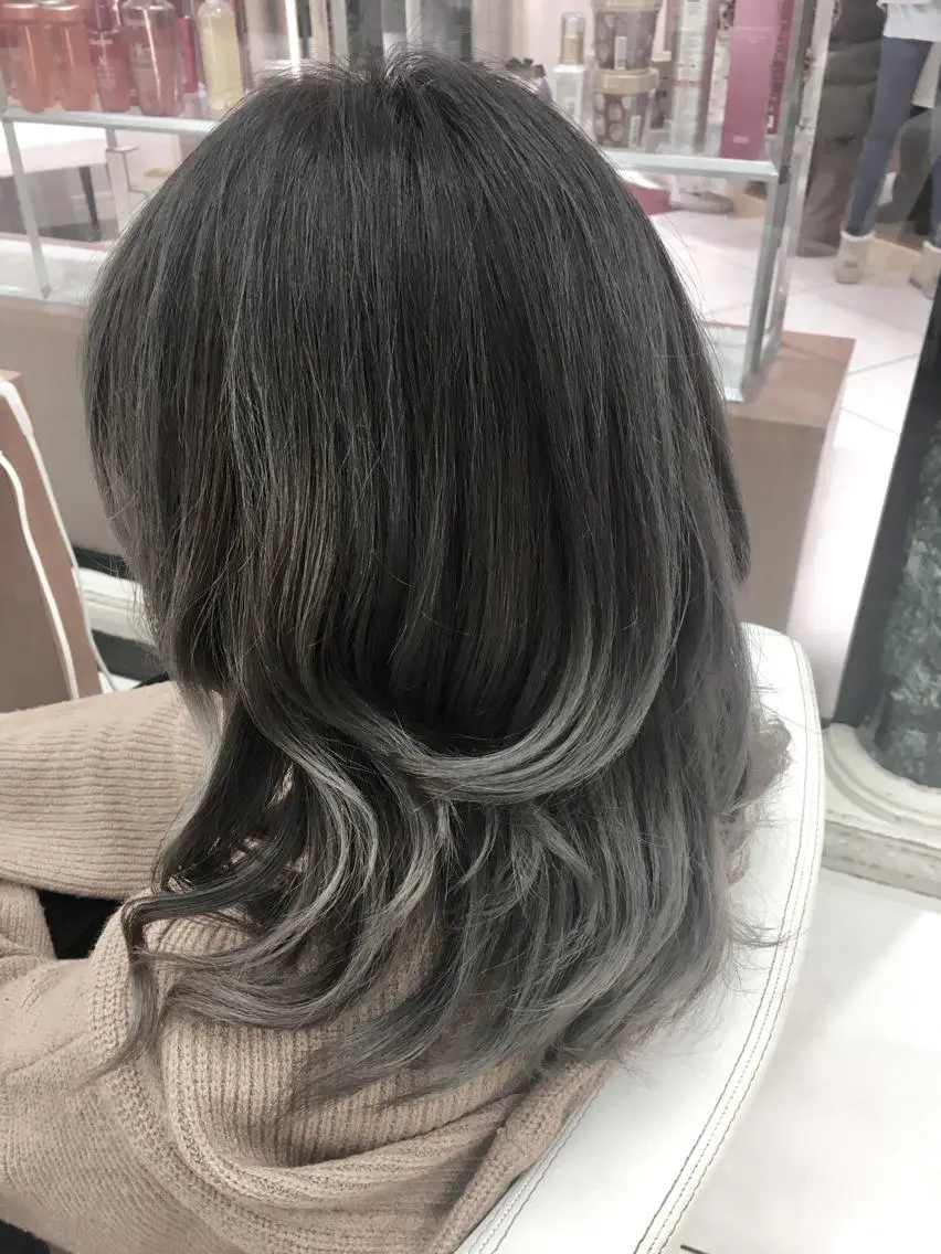 カラー ブルーカラー ブルージュ グラデーションカラー カット ヘアカラー ブリーチ/バレイヤ ージュ川端裕司のヘアスタイル