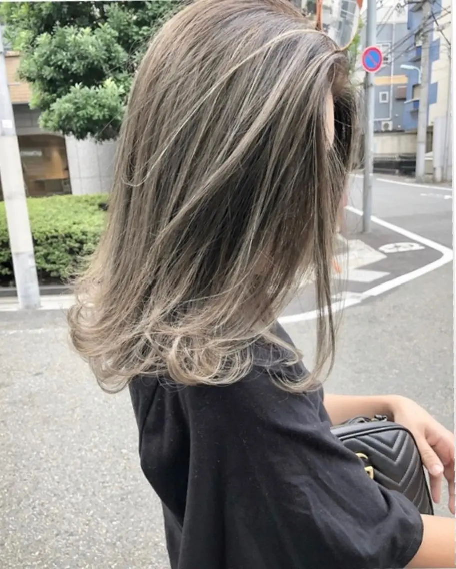 セミロング カラー グレージュ ハイライトカラー ハイライト カット ヘアカラー トリートメント ヘッドスパ 顔まわりレイヤー× 韓国ヘアオタベシンヤのヘアスタイル
