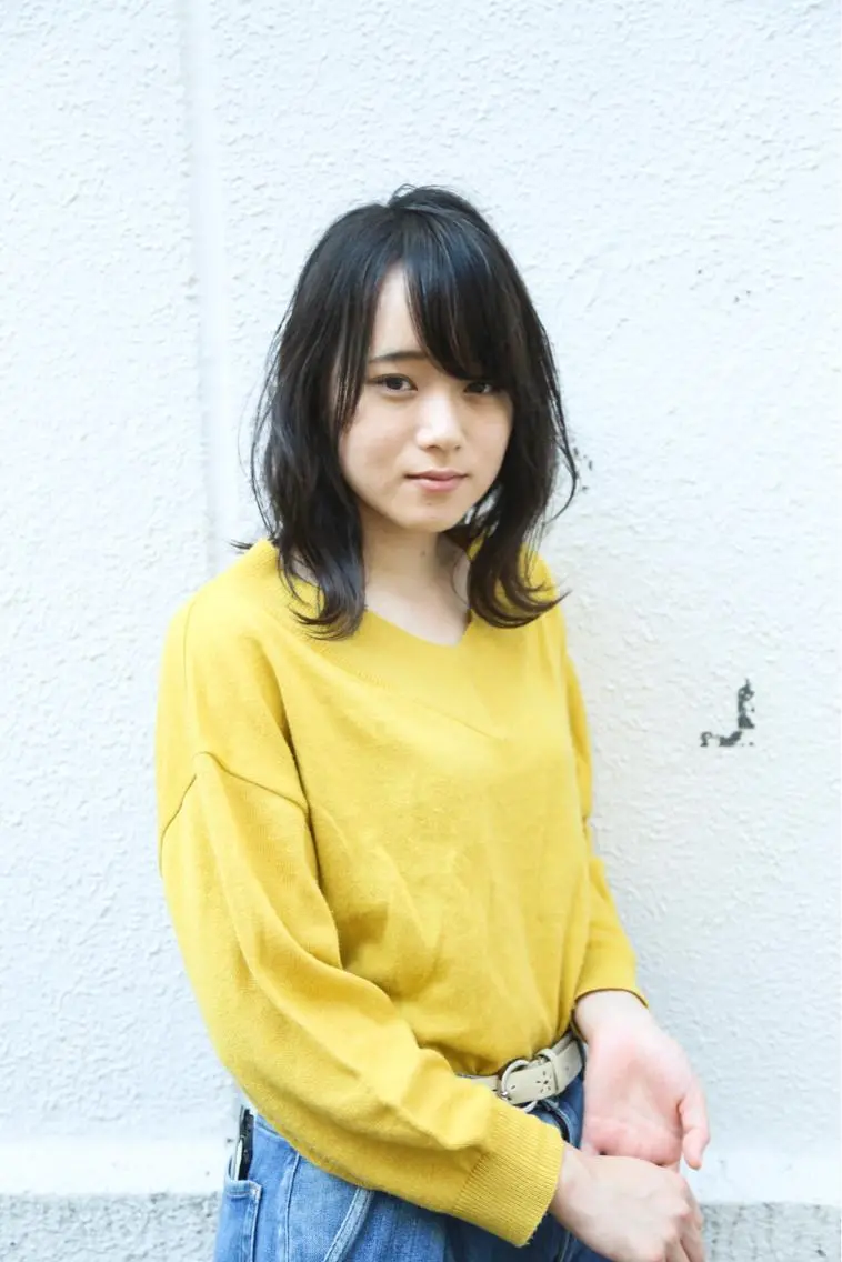 セミロング 外ハネヘア TAI透明カラー 柔らかい縮毛矯正のヘアスタイル