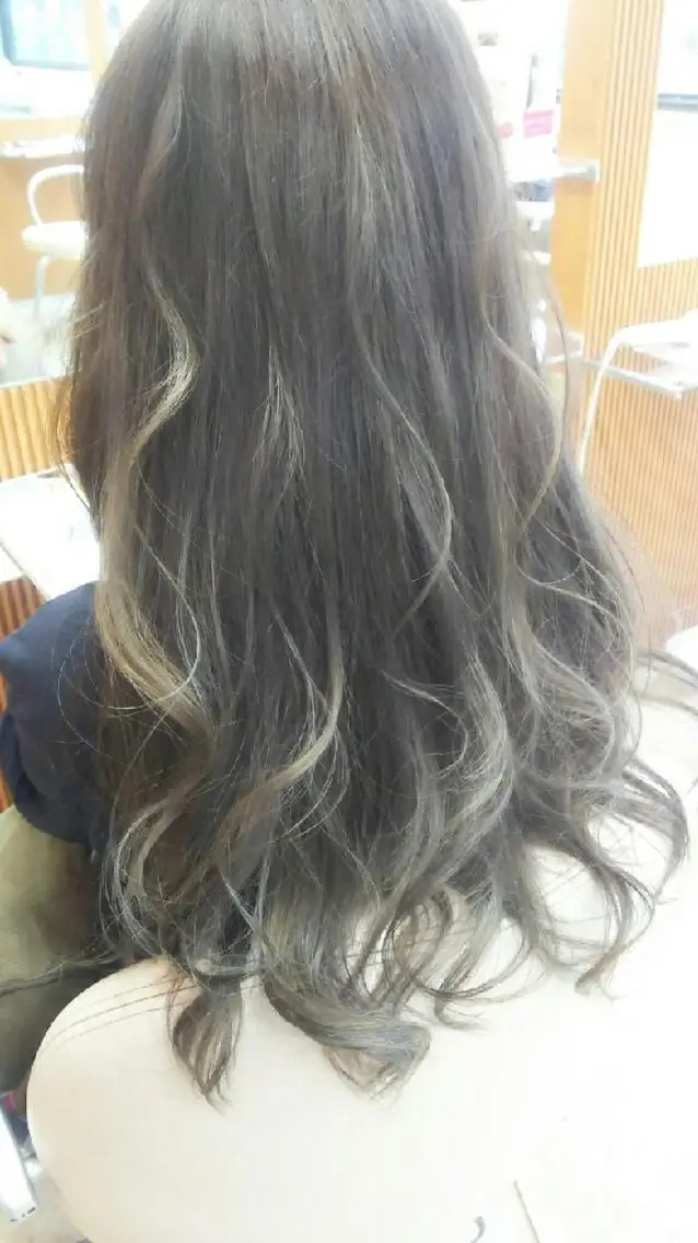ロング カラー グレージュ ハイライトカラー ハイライト 脇田 雄大のヘアスタイル