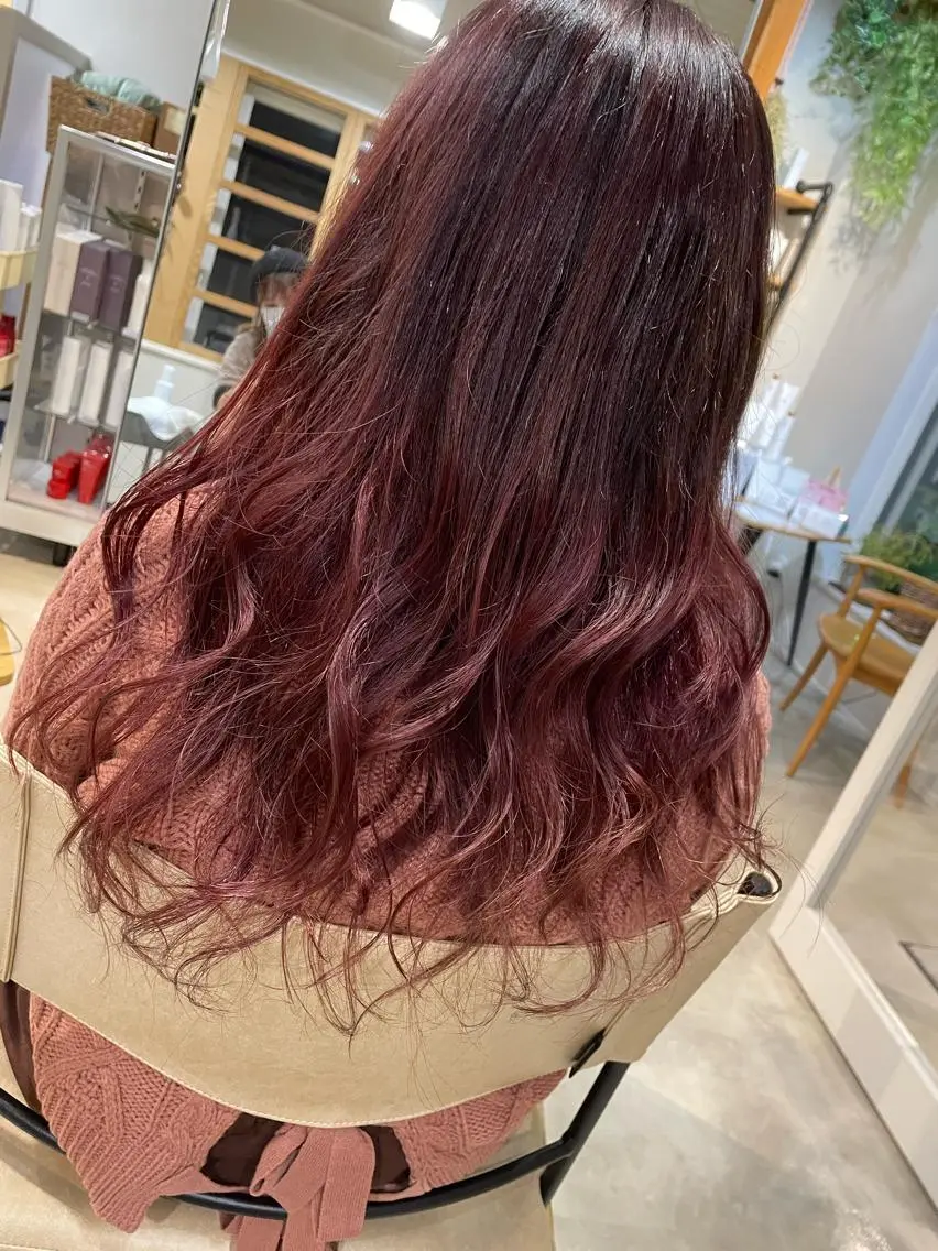 ミディアム カラー グラデーションカラー ピンクカラー レッドカラー トップディレクター アヤカのヘアスタイル
