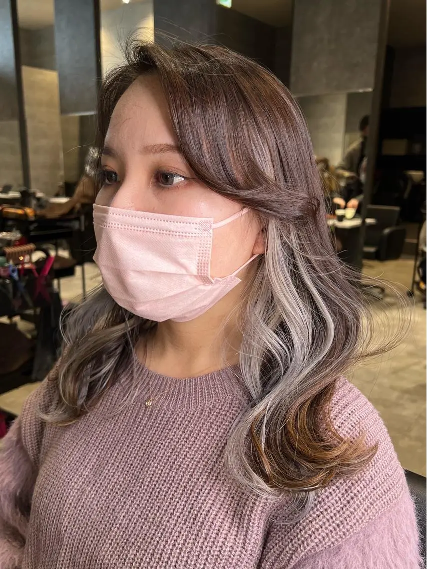 ロング カラー ヘアアレンジ ベージュカラー ブリーチ ダブルカラー ミルクティーベージュ ヨシンモリ hiiko顔まわり カットのヘアスタイル
