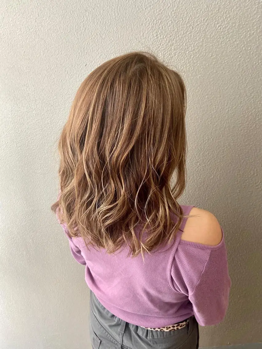 セミロング カラー 小栗 麻衣のヘアスタイル