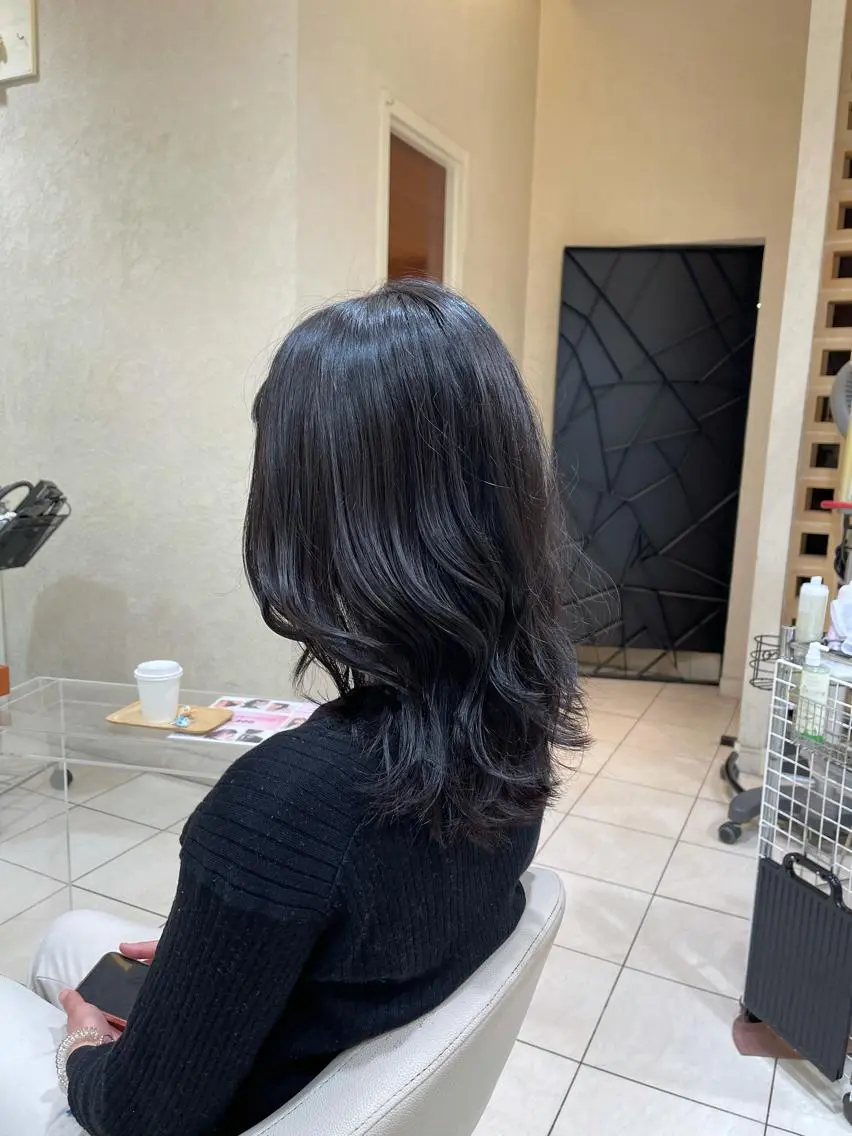セミロング カラー 黒髪 ブルーカラー ブルーブラック カネヒラ リョウスケのヘアスタイル