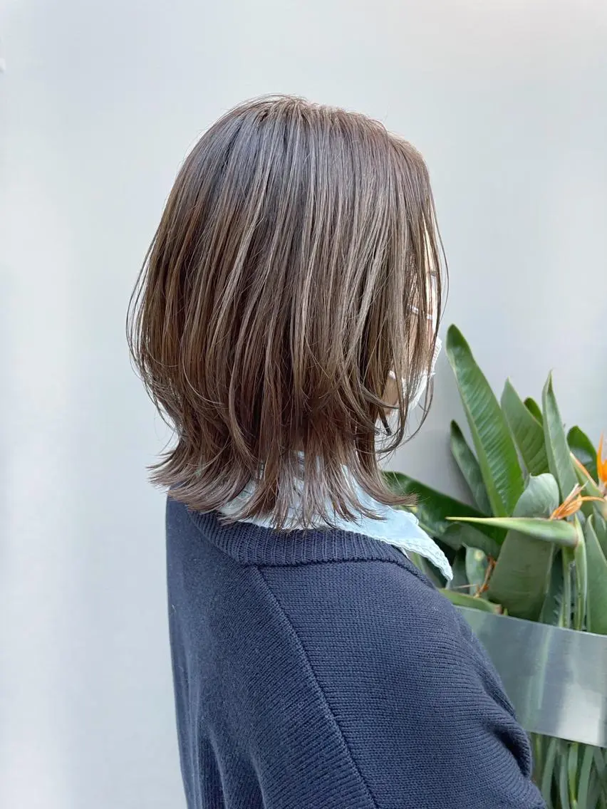 ミディアム カラー ベージュカラー シルバー シルバーベージュ レイヤーカット カット ヘアカラー トリートメント HIROKI ”博多 /ボブのヘアスタイル