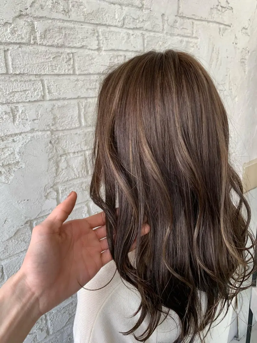 セミロング カラー ベージュカラー ハイライトカラー イルミナカラー ハイライト ブリーチ特化 ハイトーンRYOYAのヘアスタイル