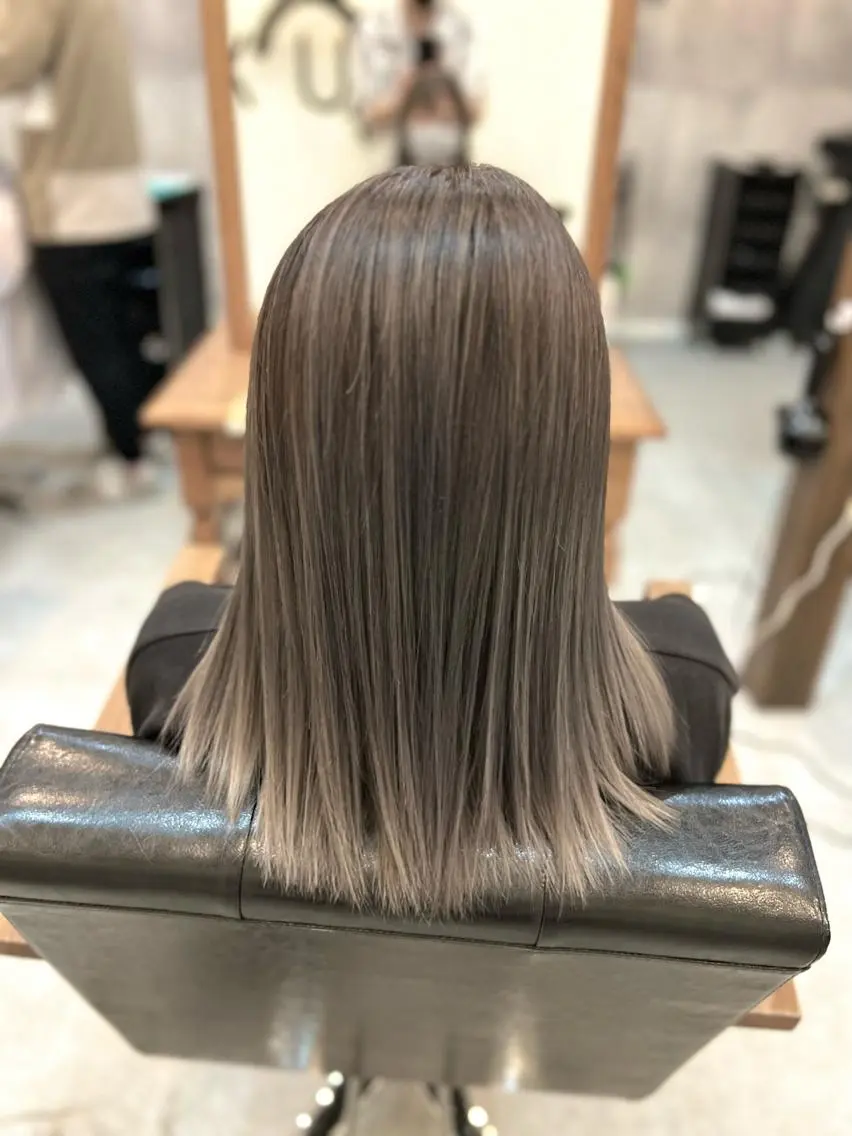 ミディアム カラー バレイヤージュ ブリーチ グラデーションカラー グレージュ ハイライトカラー ヘアカラー Style Tのヘアスタイル