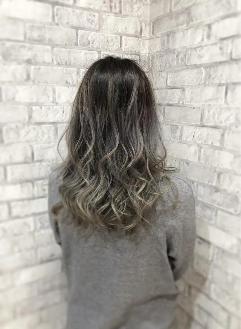 セミロング カラー ヘアアレンジ ブリーチ ケアブリーチ グラデーションカラー グレージュ ヘアカラー トリートメント 秋山 幸太のヘアスタイル