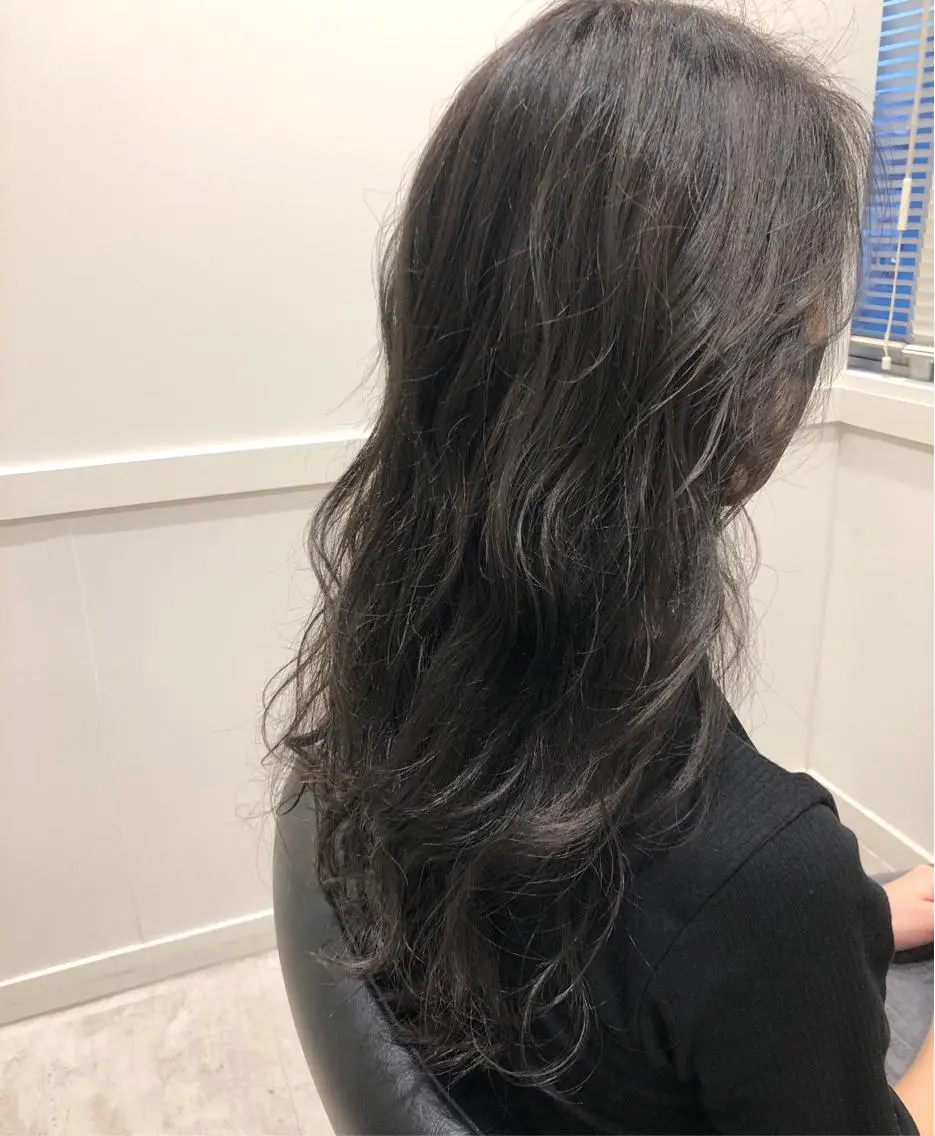 ロング カラー ブリーチ ダークグレー 🫧こおりやま なつみ🫧のヘアスタイル