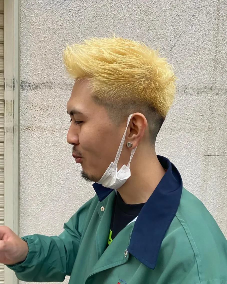 ショート カラー メンズ フェードカット ブロンド メンズ特化 岸本 阪急六甲サロンドロイのヘアスタイル