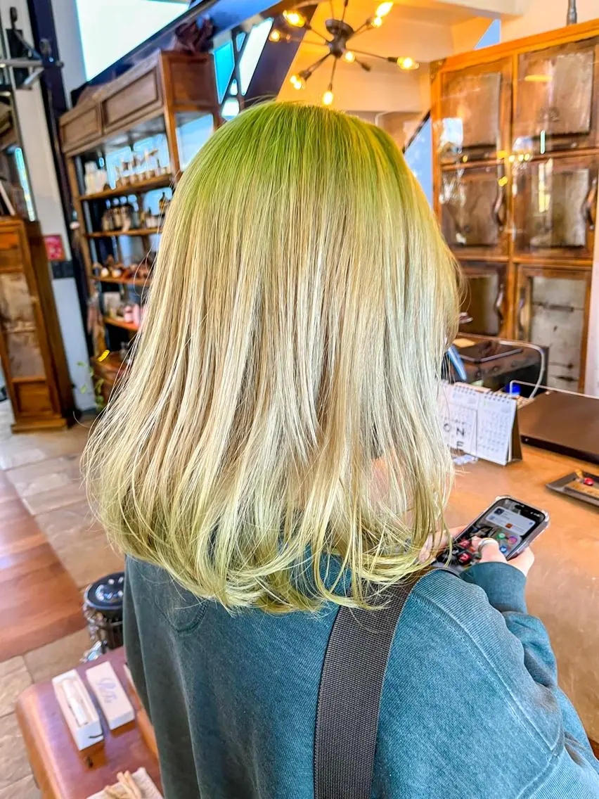 セミロング ヘアカラー 佐藤 美聡のヘアスタイル