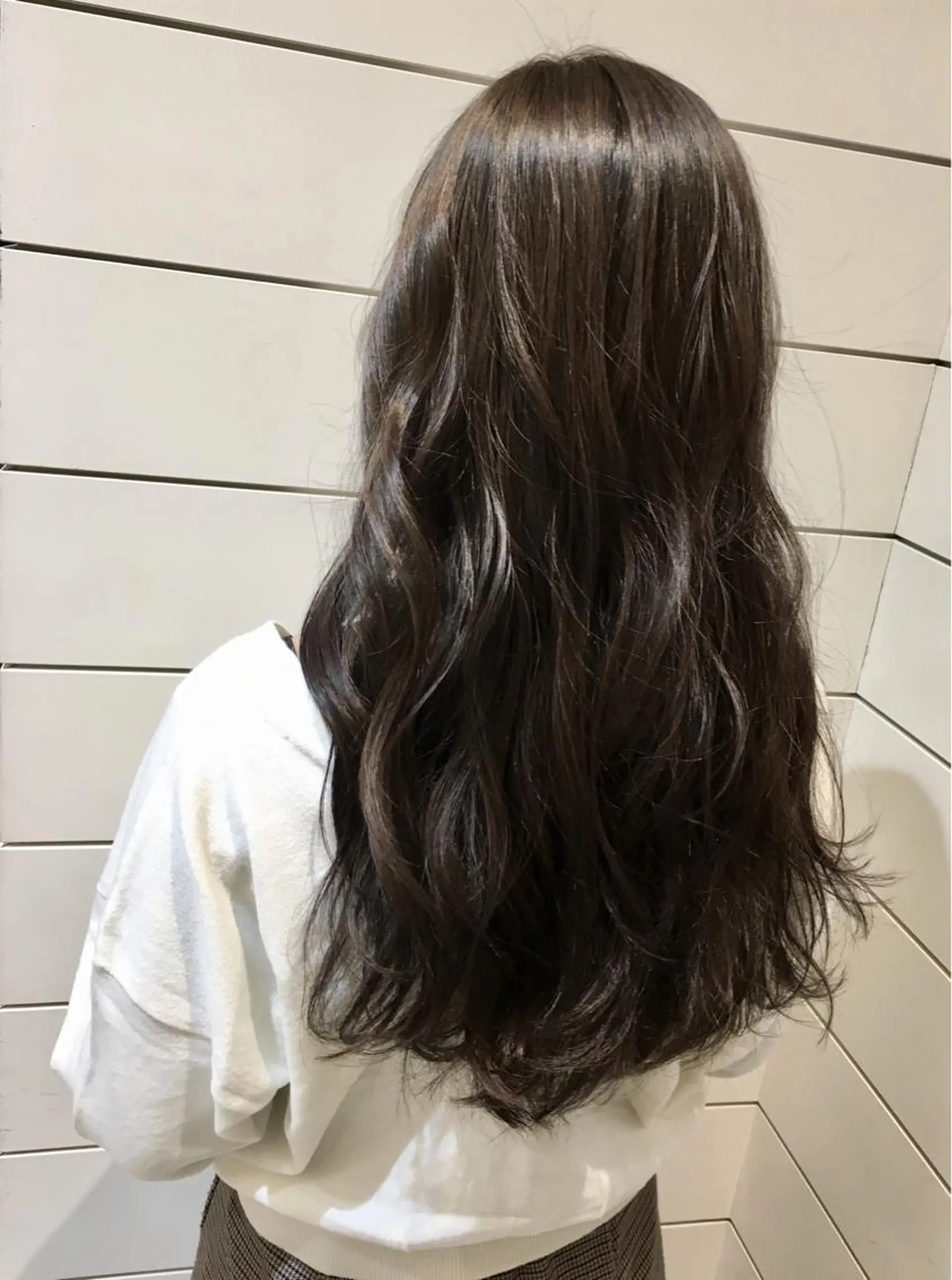 ロング カラー グレージュ 鍵山 千秋のヘアスタイル