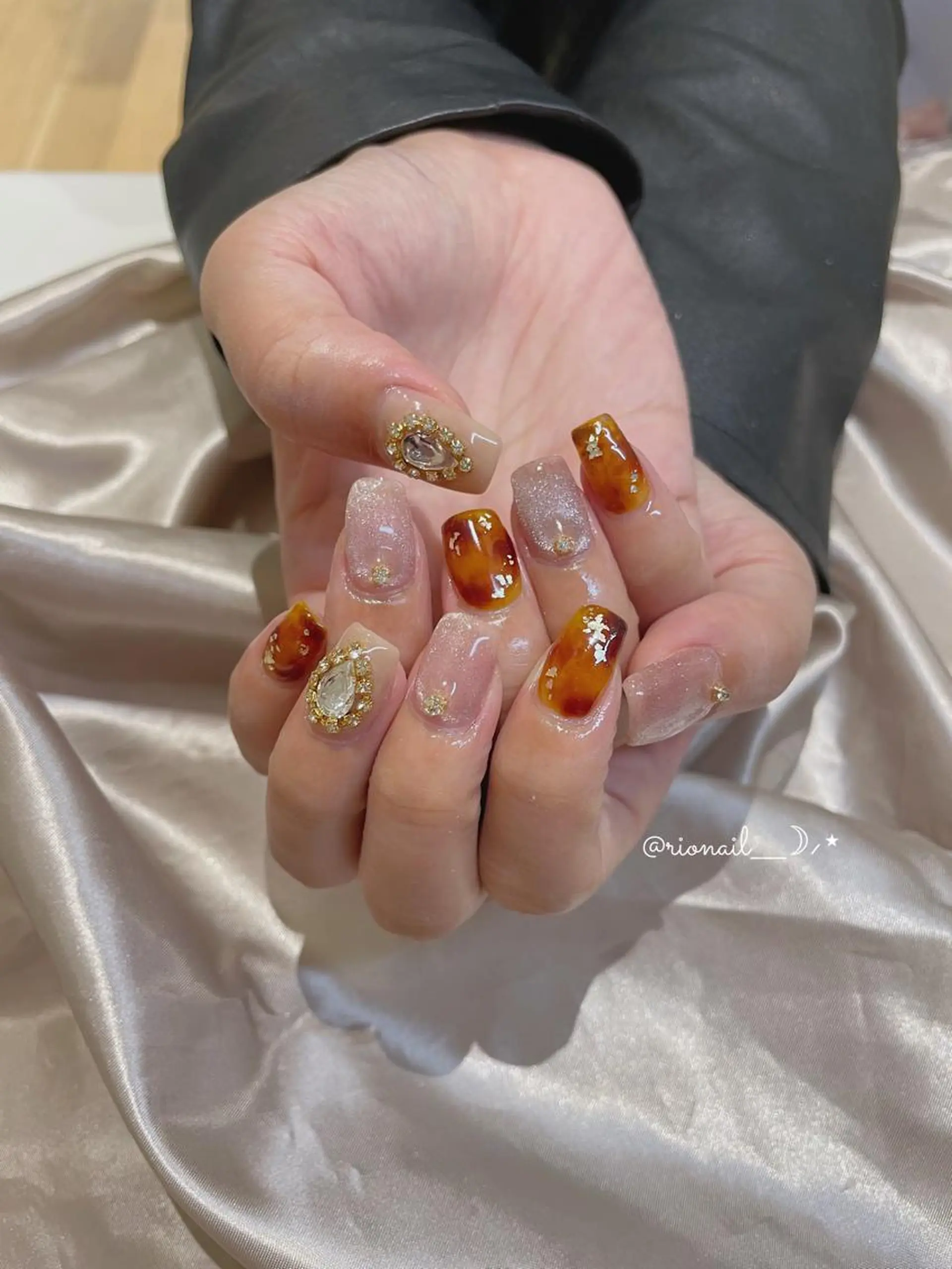 ネイル アートネイル ハンドネイル 𝘙𝘪𝘰𝘯𝘢 ...🕯🤍のネイルデザイン