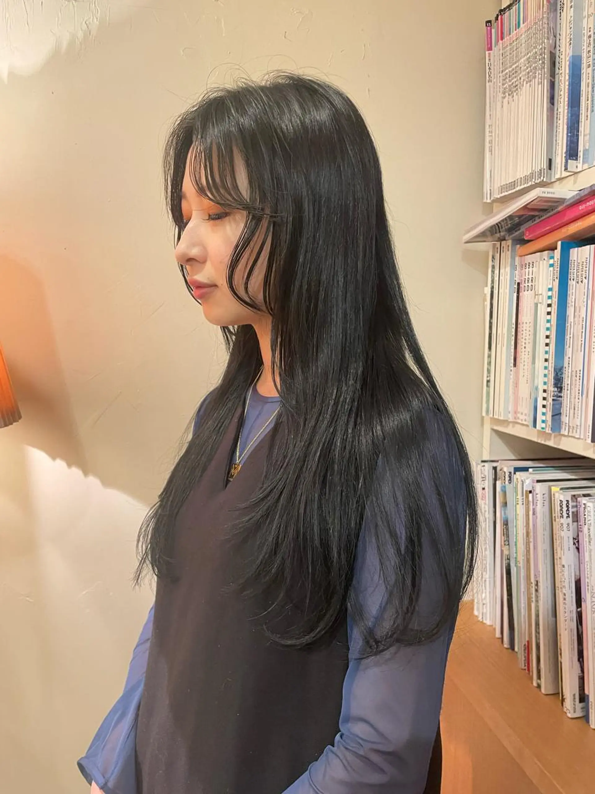 ロング カラー 黒髪 ブルーカラー ブルーブラック ヘアカラー ⚪️ISHIZUKA AOI⚪️のヘアスタイル