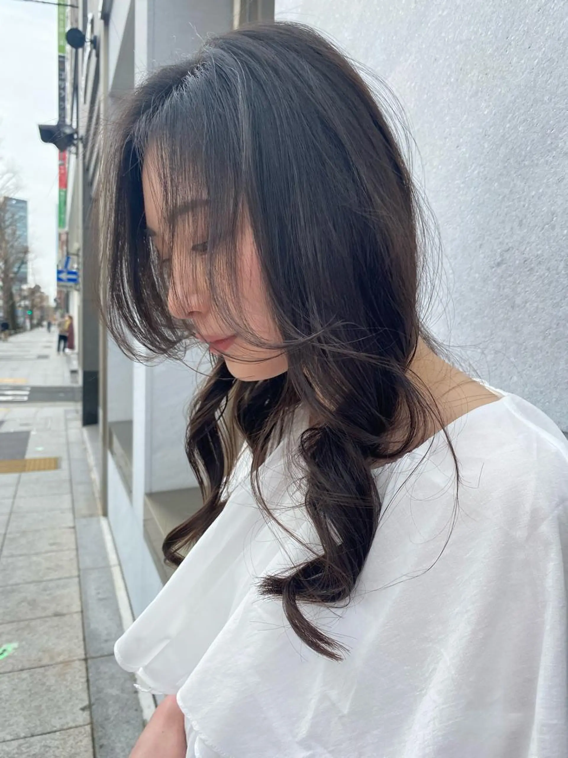 セミロング カラー ヘアアレンジ コテ巻き風パーマ 韓国風パーマ　無重力のヘアスタイル