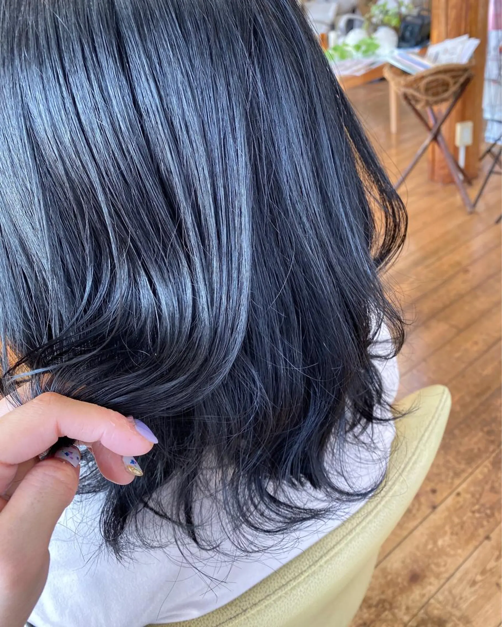 セミロング カラー 黒髪 ブルーカラー ブルージュ 荒木 ひろかのヘアスタイル