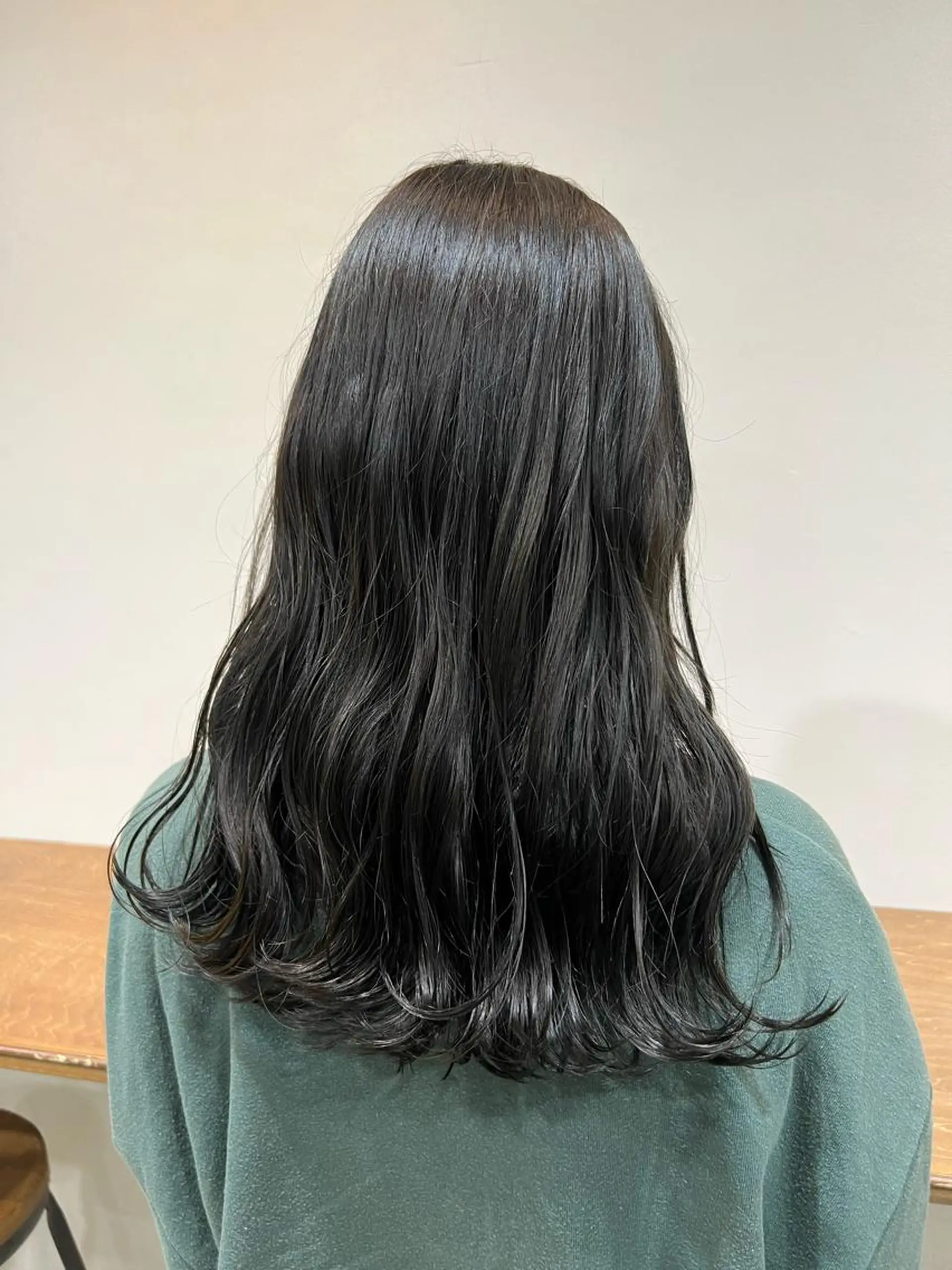 セミロング カラー オリーブカラー オカベ ショウマのヘアスタイル