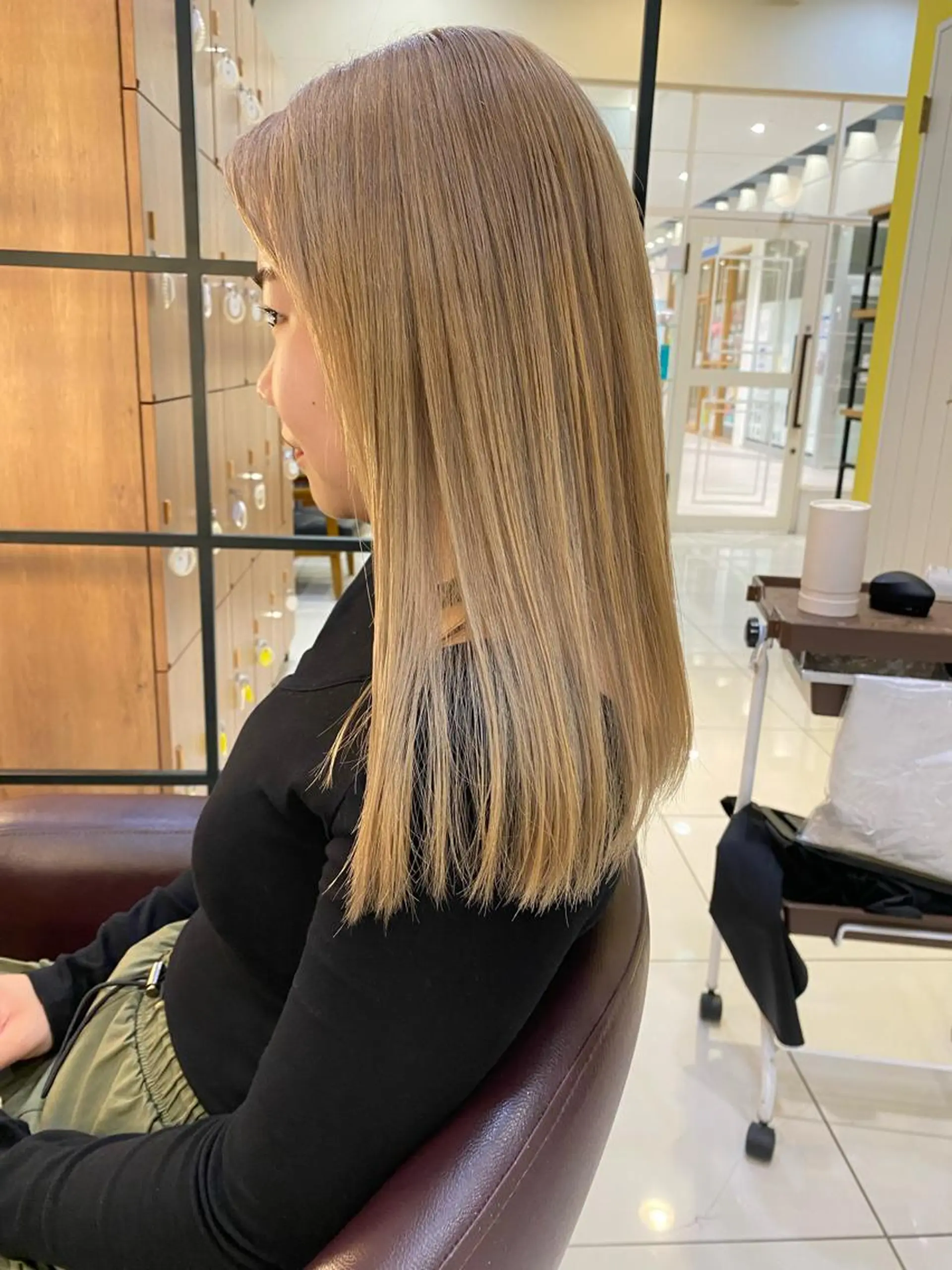 ロング カラー ベージュカラー ハイトーンカラー ミルクティーベージュ riho/ブリーチ/ デザインカラー/辻堂のヘアスタイル