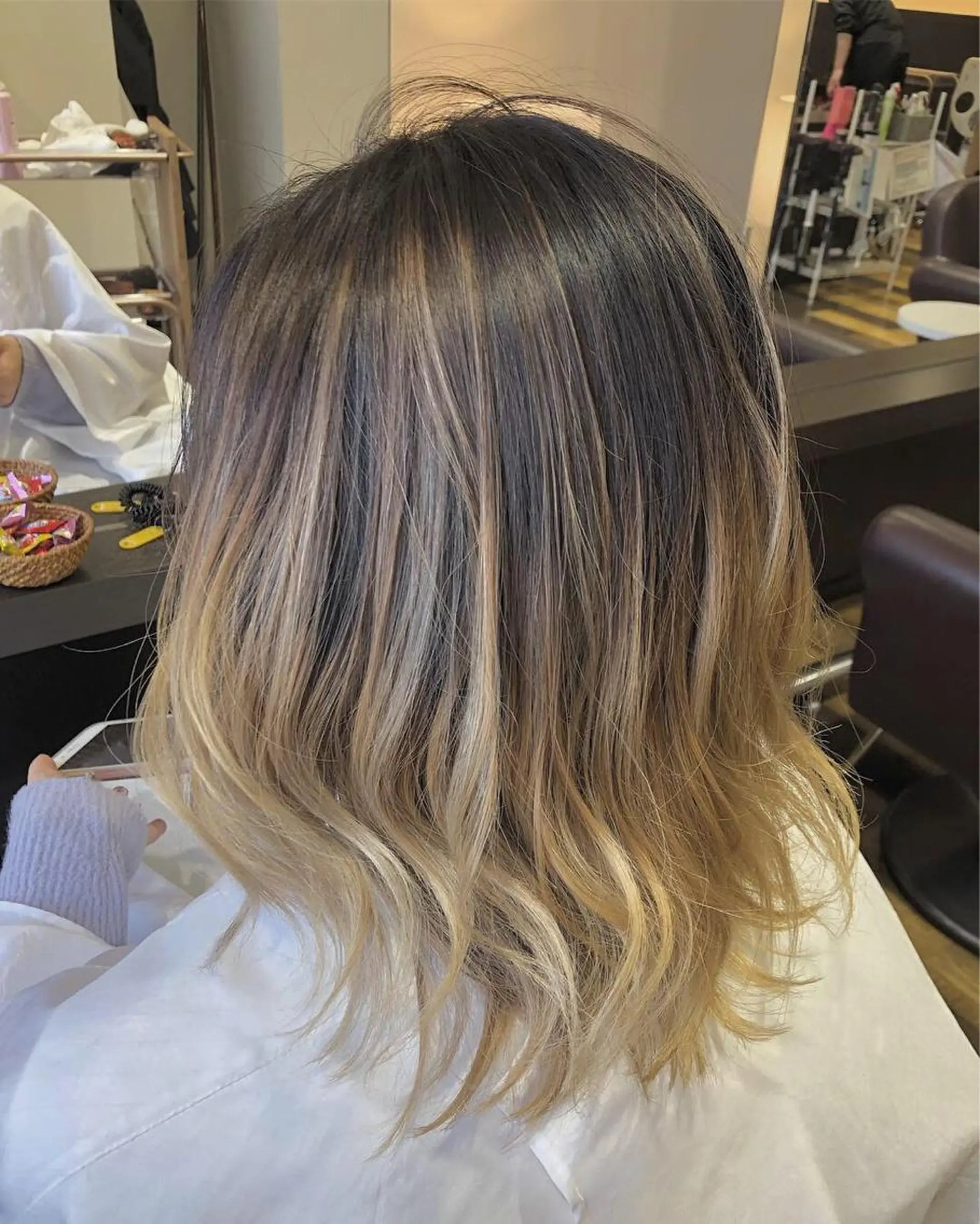 ミディアム カラー バレイヤージュ ベージュカラー シルバー シルバーベージュ レイヤーカット カット ヘアカラー ACHE zippy /伊藤のヘアスタイル