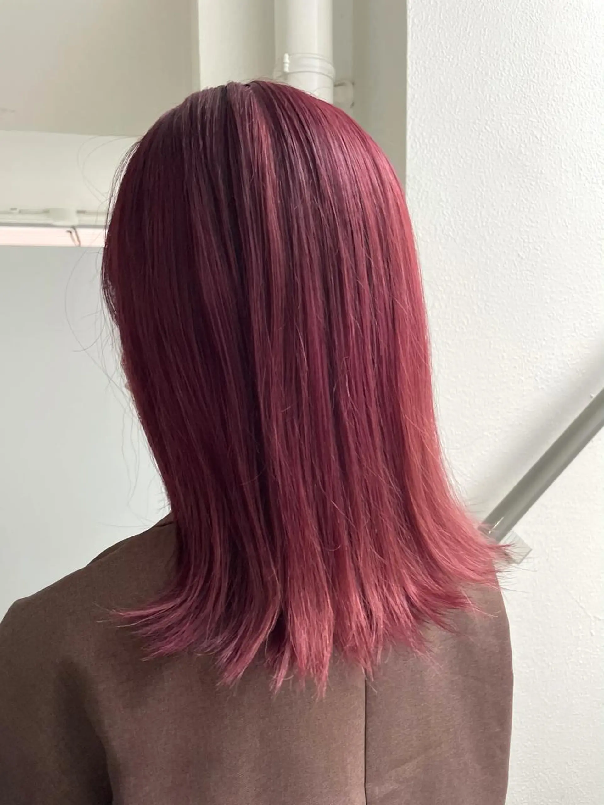 カラー カシス レッドカラー miu .のヘアスタイル