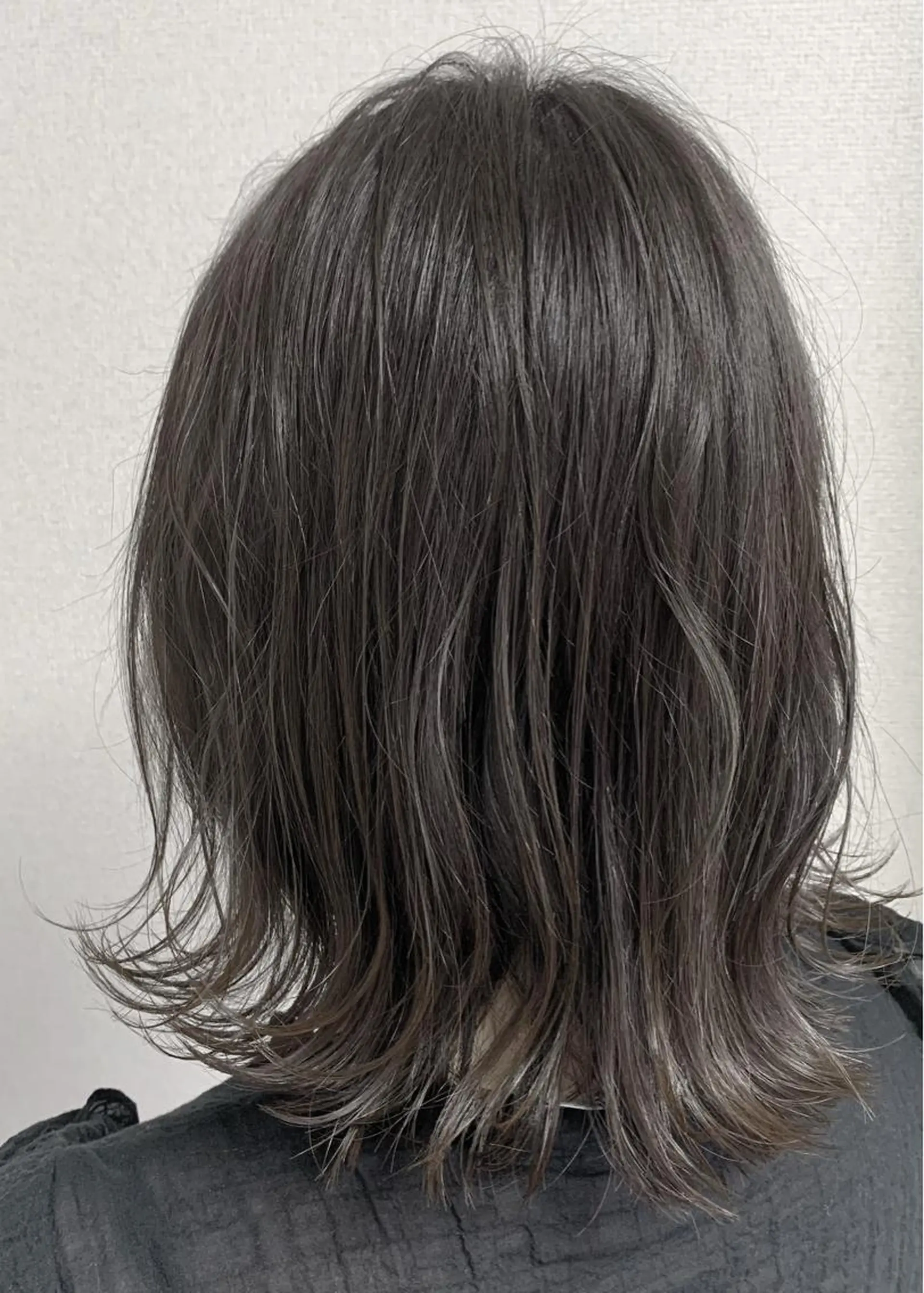 ミディアム アッシュ アッシュグレー 髪質改善お任せ ください♪ひとみのヘアスタイル