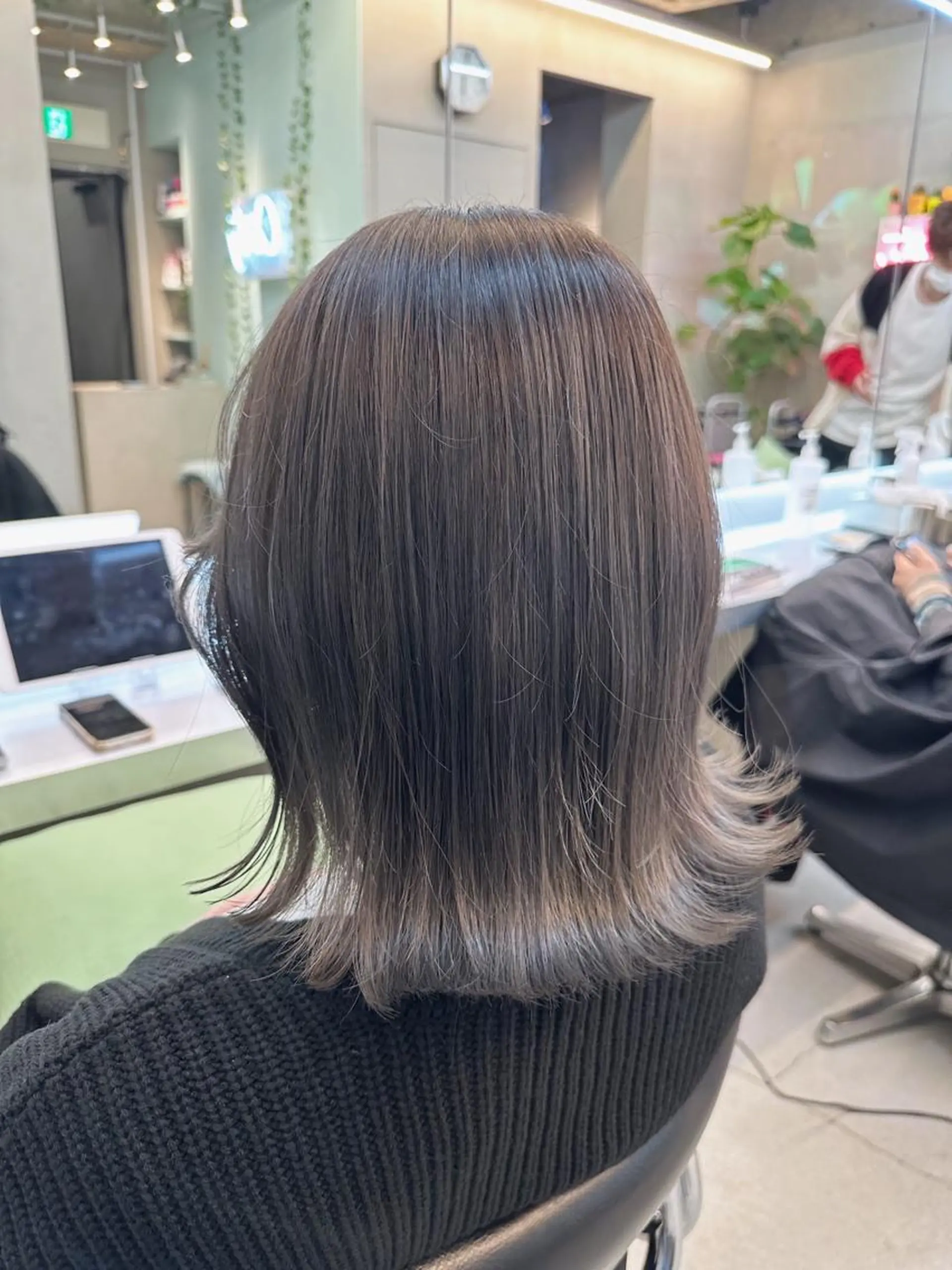 ミディアム カラー 岡野 静華のヘアスタイル