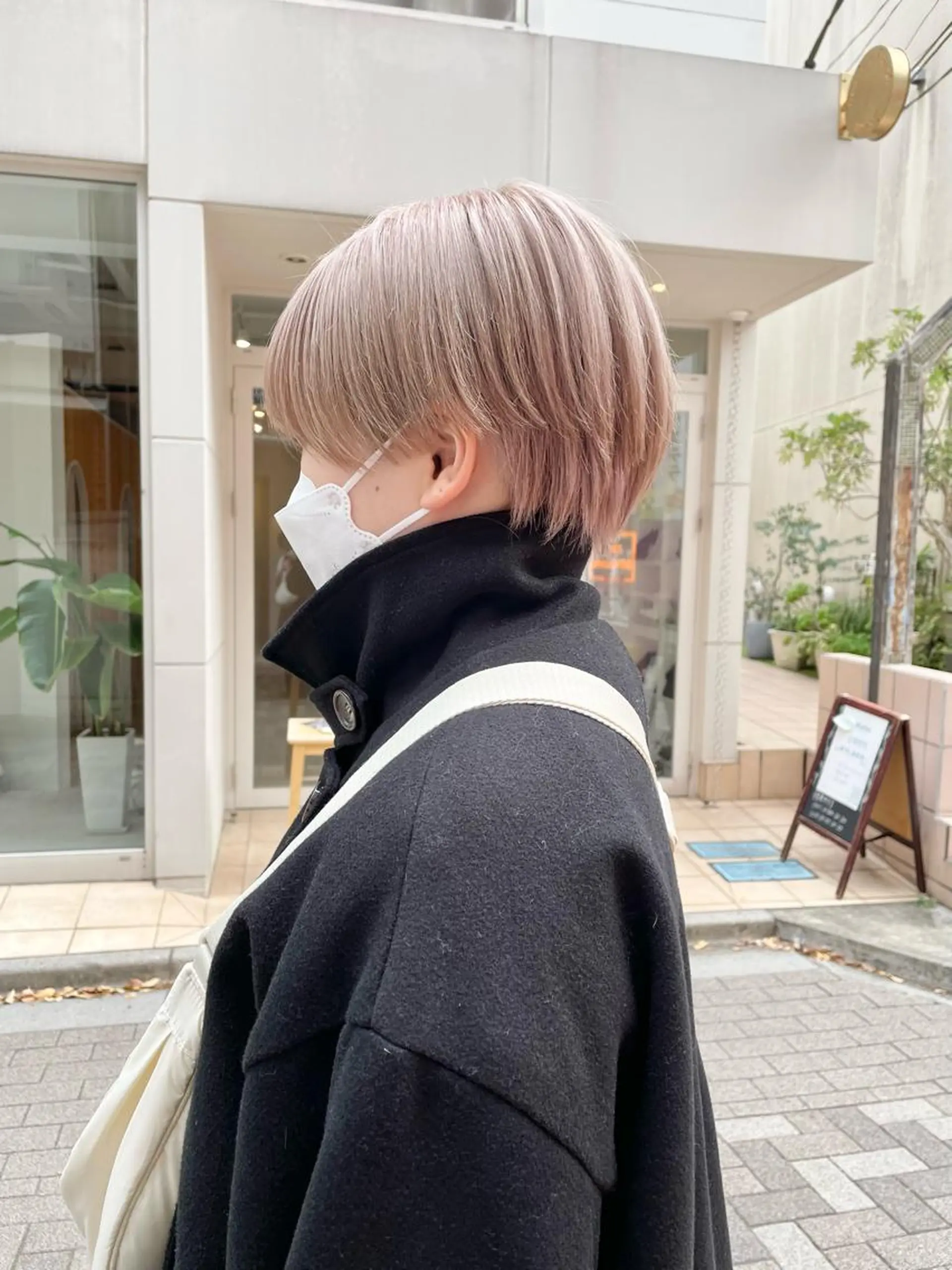 ショート カラー ベージュカラー ミルクティーベージュ ホワイトベージュ ヘアカラー トリートメント ヘアセット ハイトーン×レイヤー ／遠藤将太のヘアスタイル