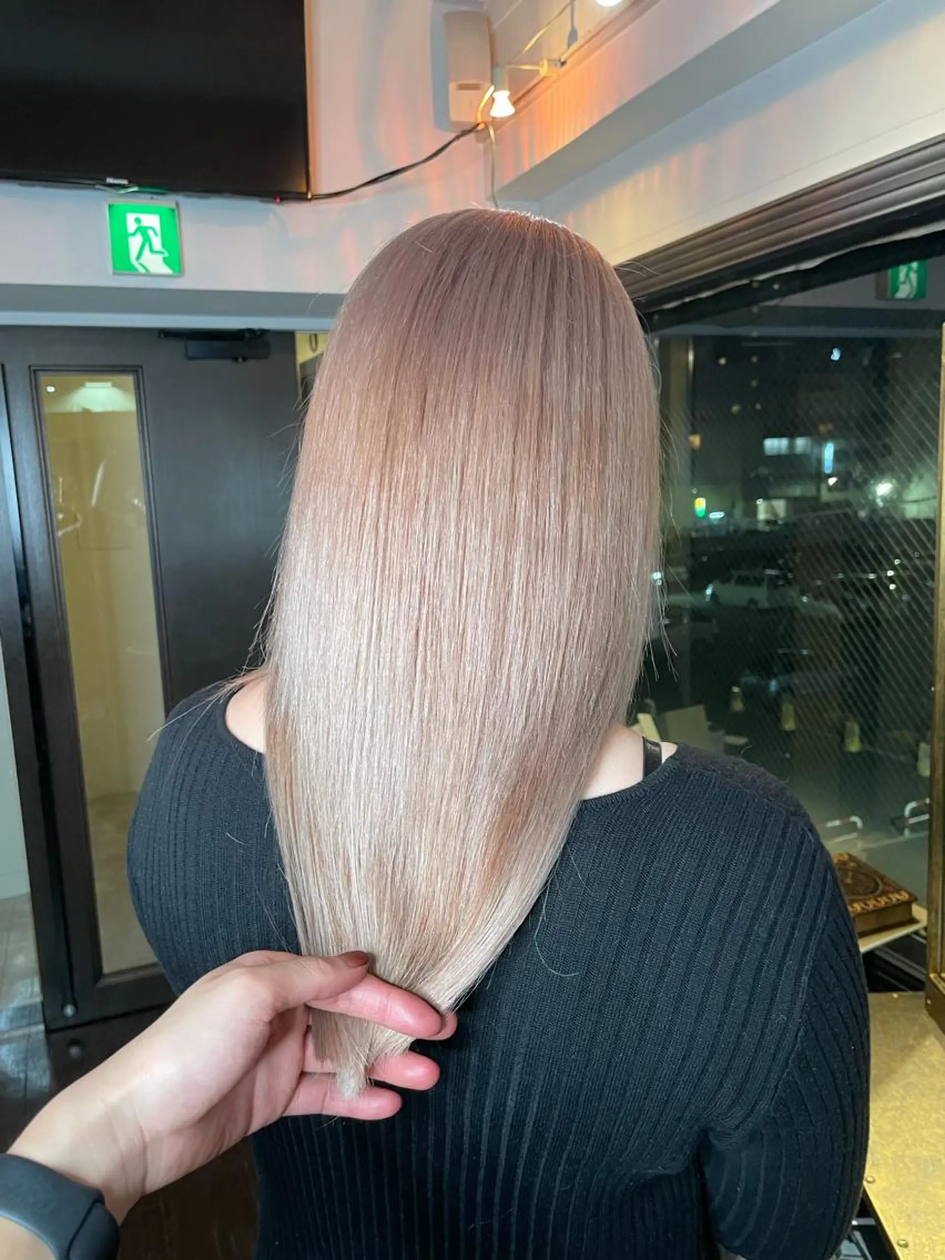 セミロング アッシュ ボブ 外国人風カラー ハイライト レイヤーカット 安田和洋 ブリーチカラー特化のヘアスタイル