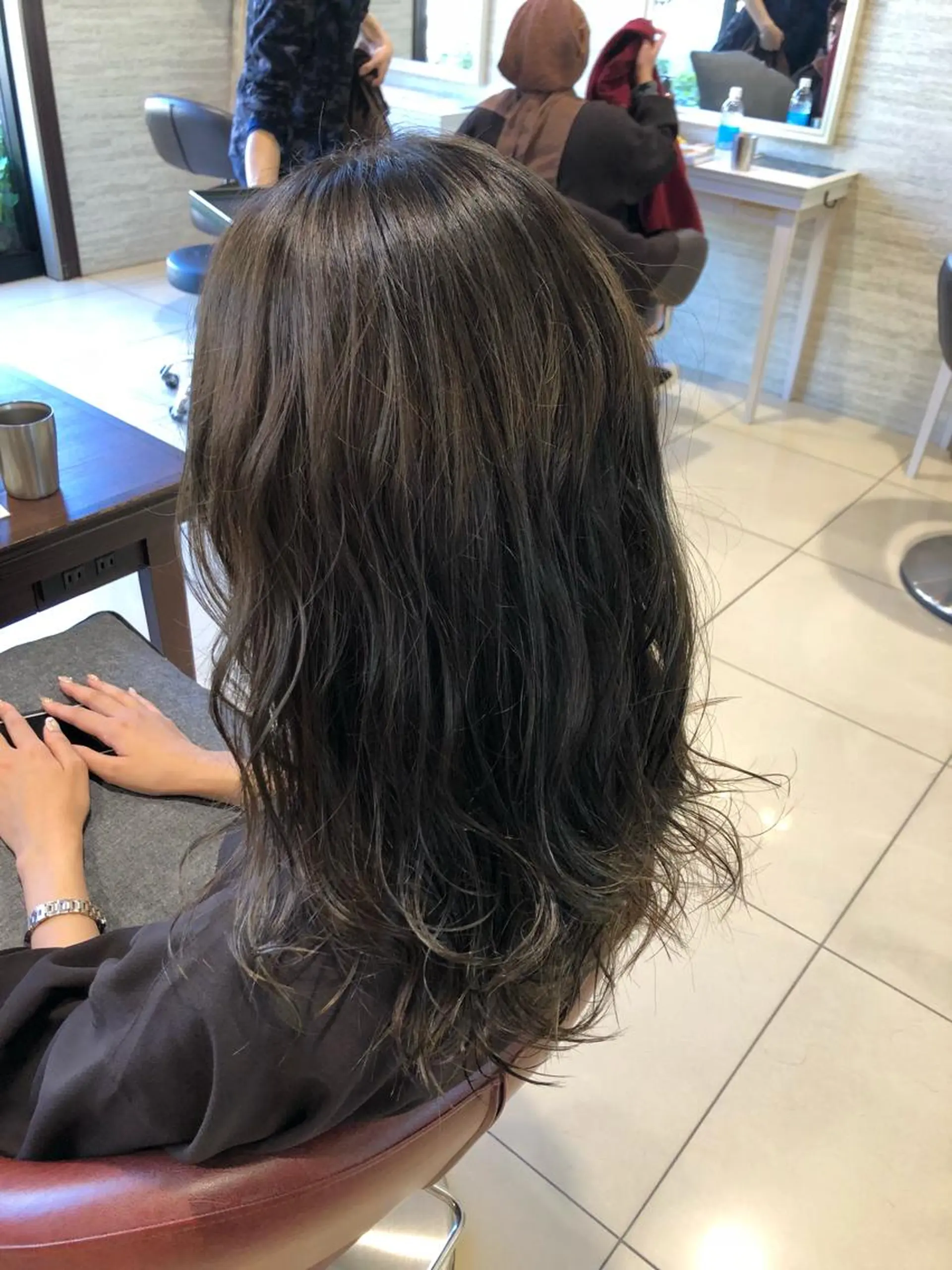 ロング カラー パーマ ヘアアレンジ ハイライトカラー ハイライト カワサキ ヒナコのヘアスタイル