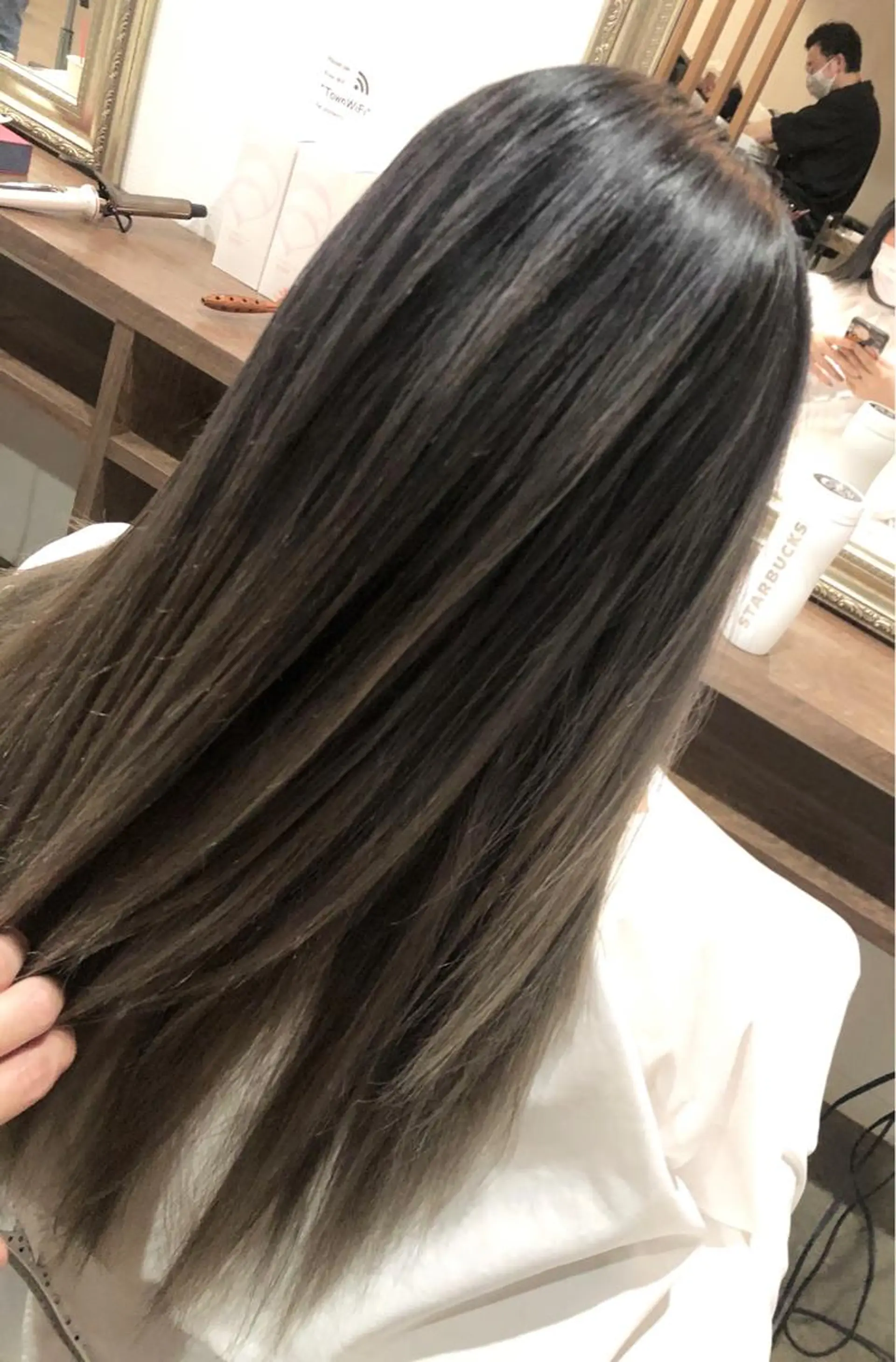 セミロング カラー バレイヤージュ レイヤーカット ヘアカラー レイヤーカット匠 イソザキノリユキのヘアスタイル
