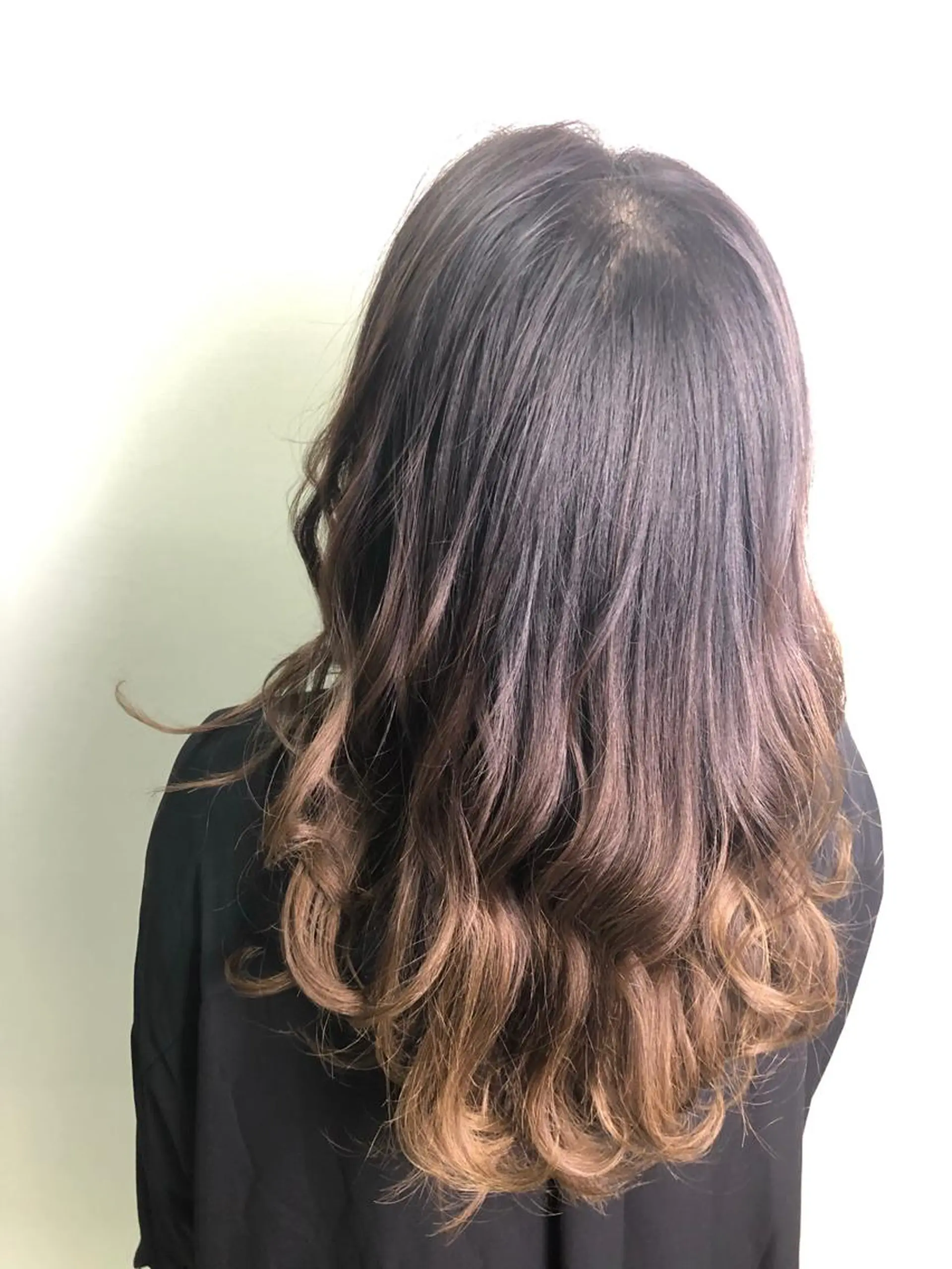セミロング カラー グラデーションカラー アリーマーケットリル 小林将士のヘアスタイル